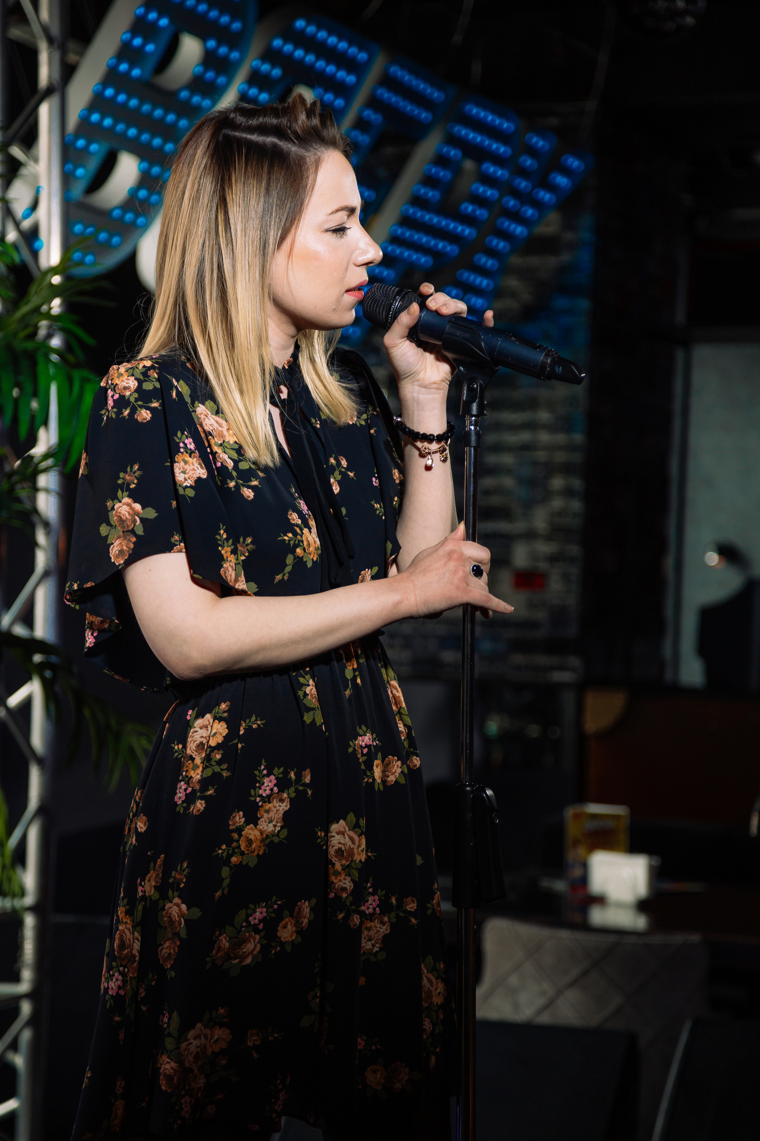 Руки в Верх бар. Свадебный Семейный Репортажный фотограф в Москве