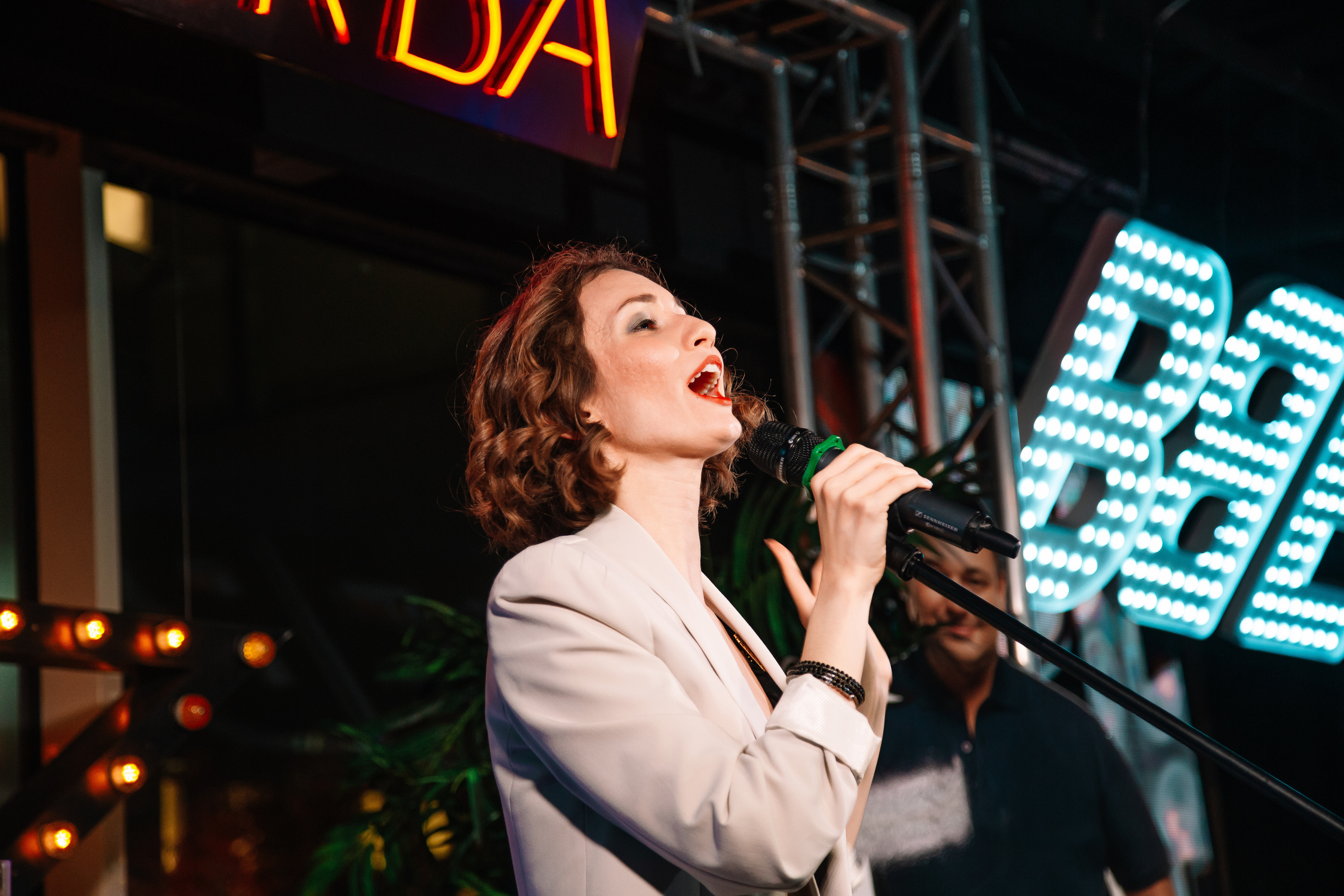 Руки в Верх бар. Свадебный Семейный Репортажный фотограф в Москве