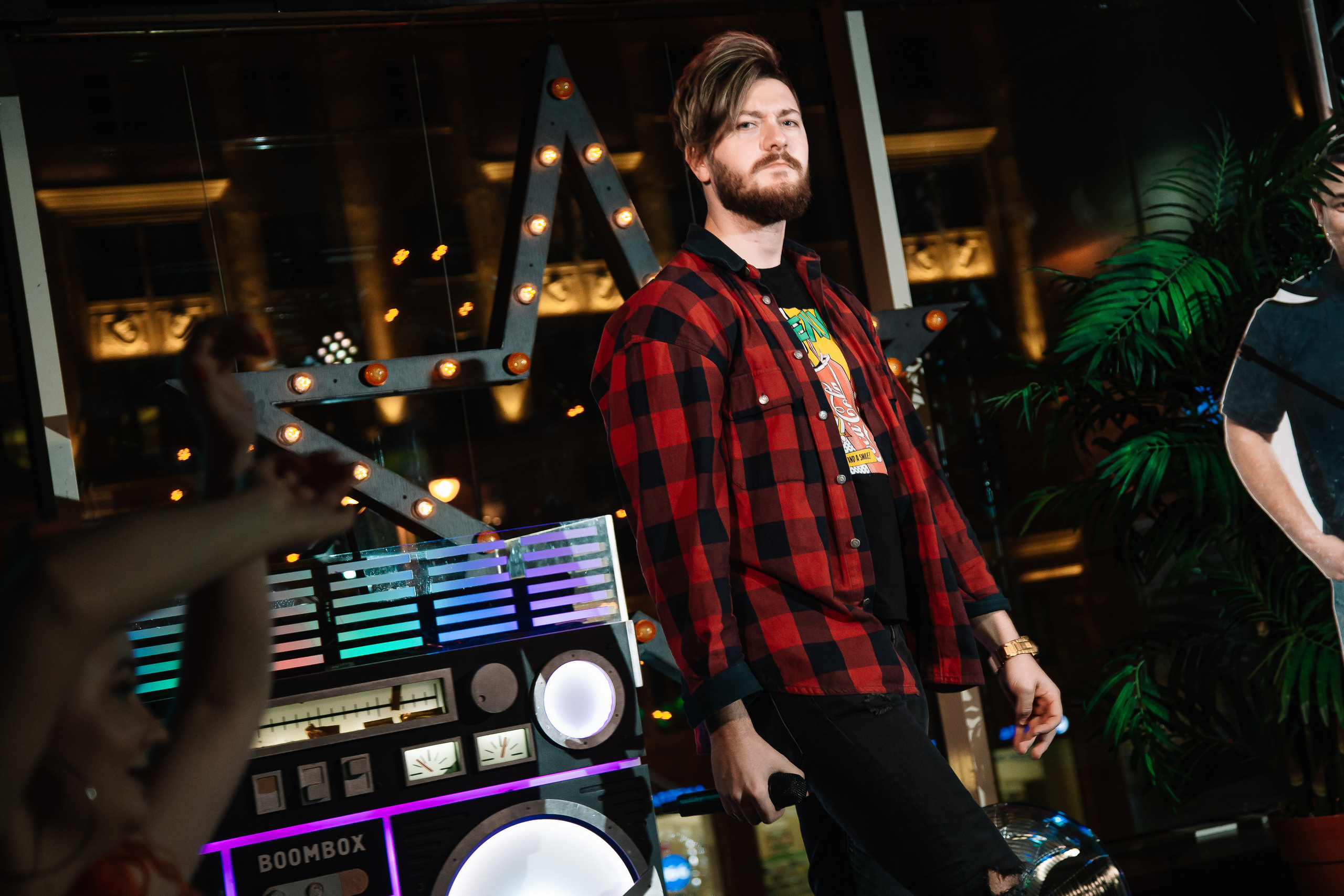 Руки в Верх бар. Свадебный Семейный Репортажный фотограф в Москве