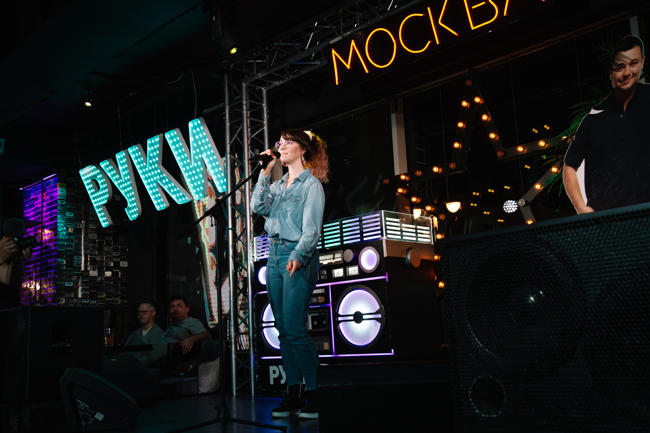 Руки в Верх бар. Свадебный Семейный Репортажный фотограф в Москве