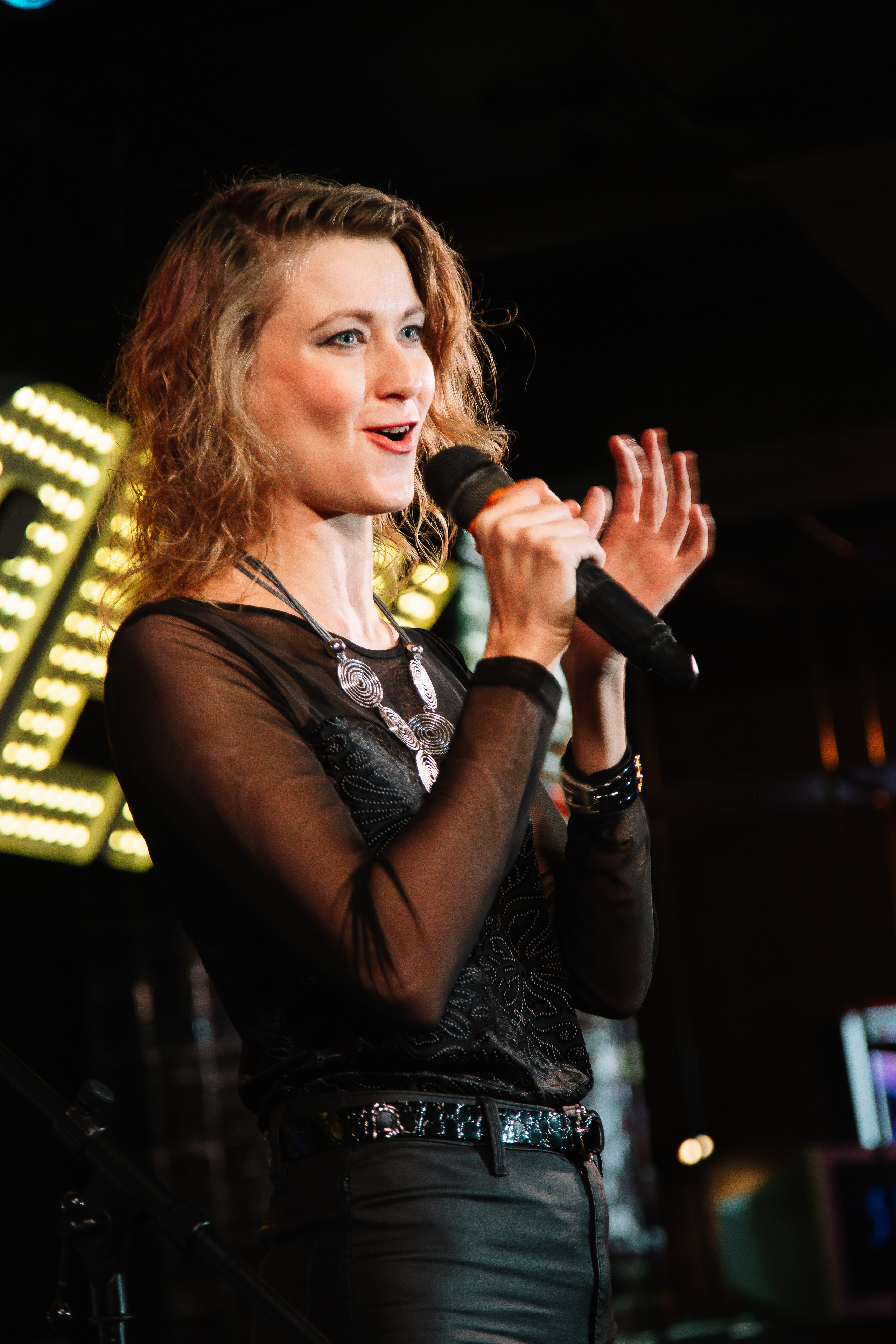 Руки в Верх бар. Свадебный Семейный Репортажный фотограф в Москве