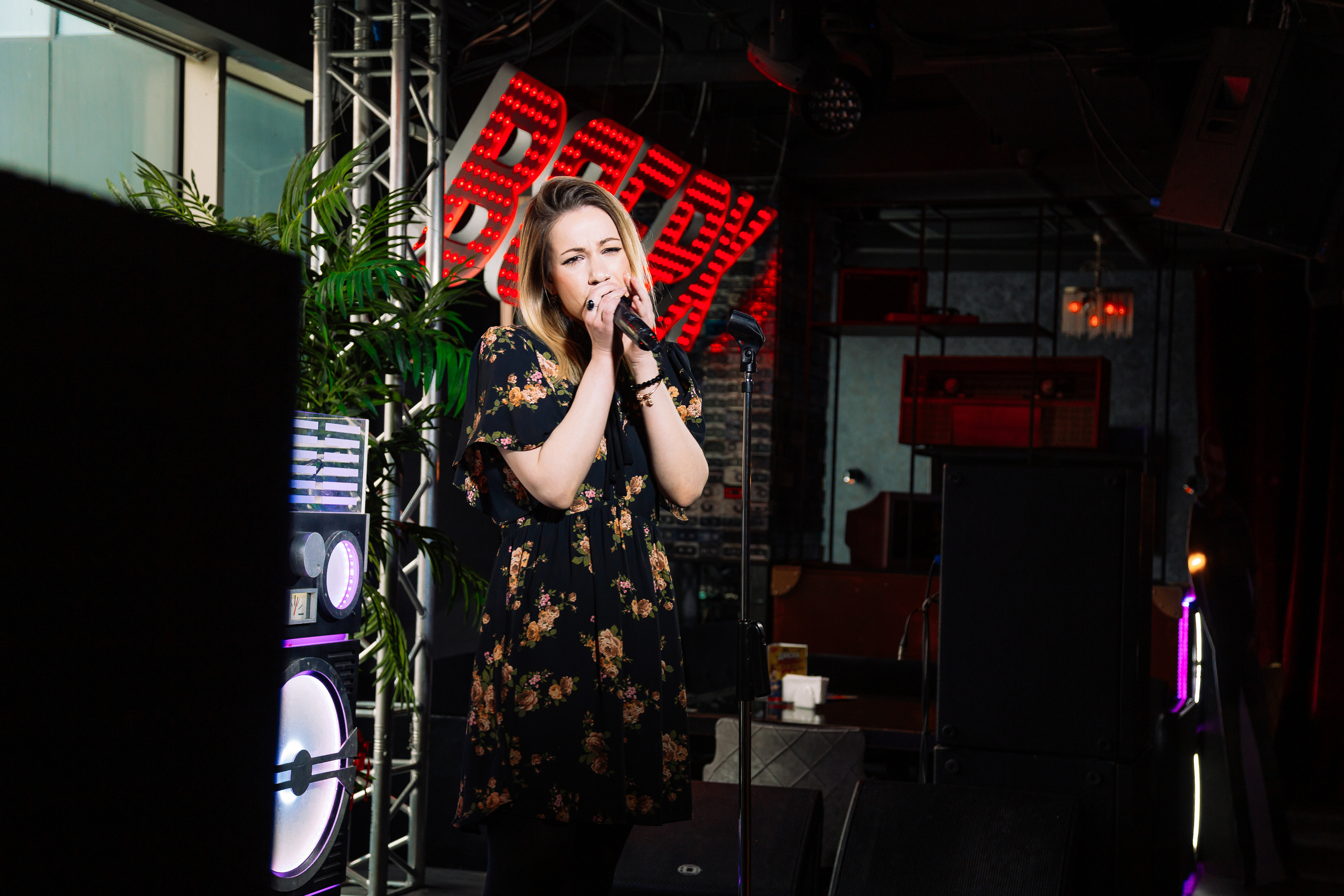 Руки в Верх бар. Свадебный Семейный Репортажный фотограф в Москве