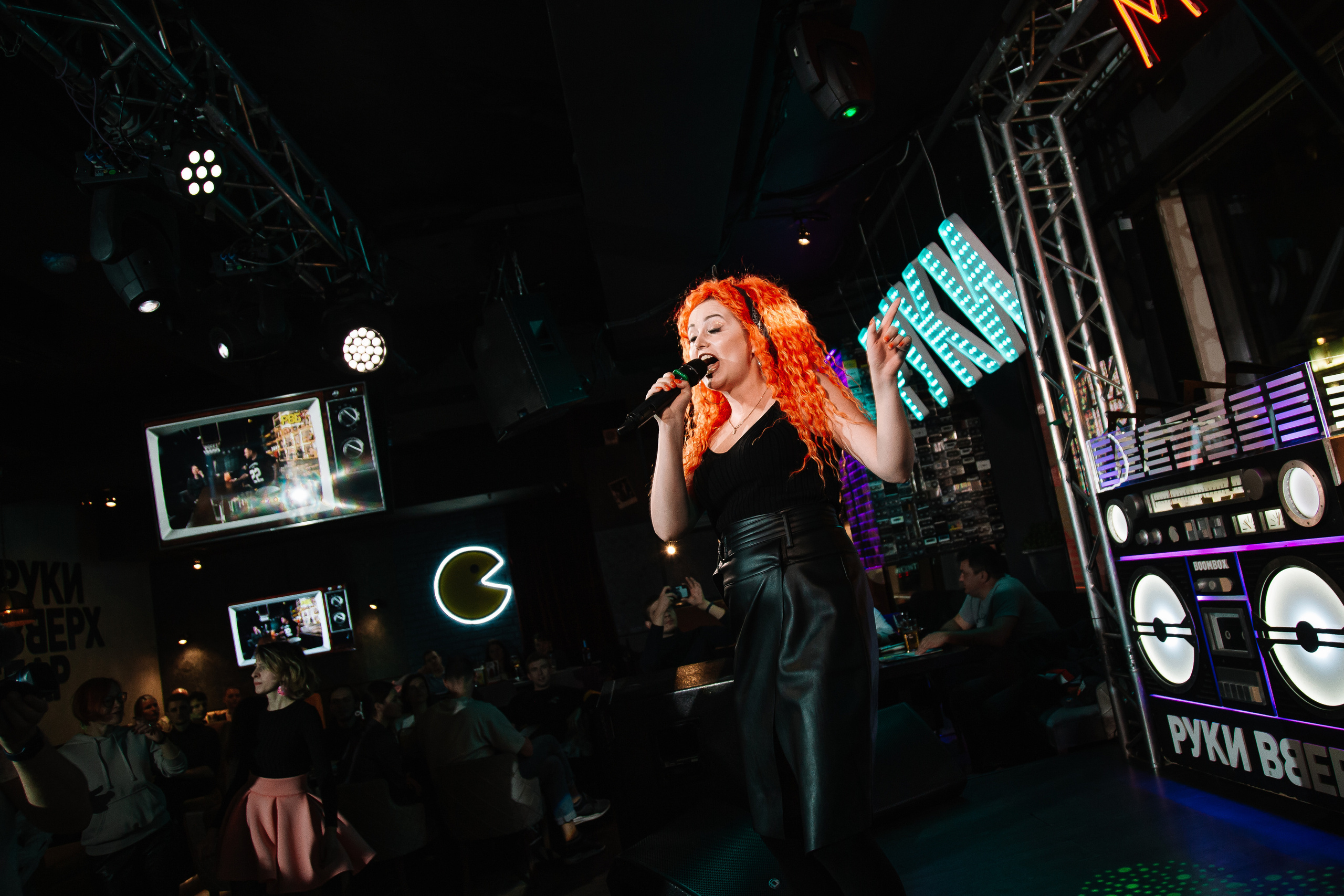 Руки в Верх бар. Свадебный Семейный Репортажный фотограф в Москве