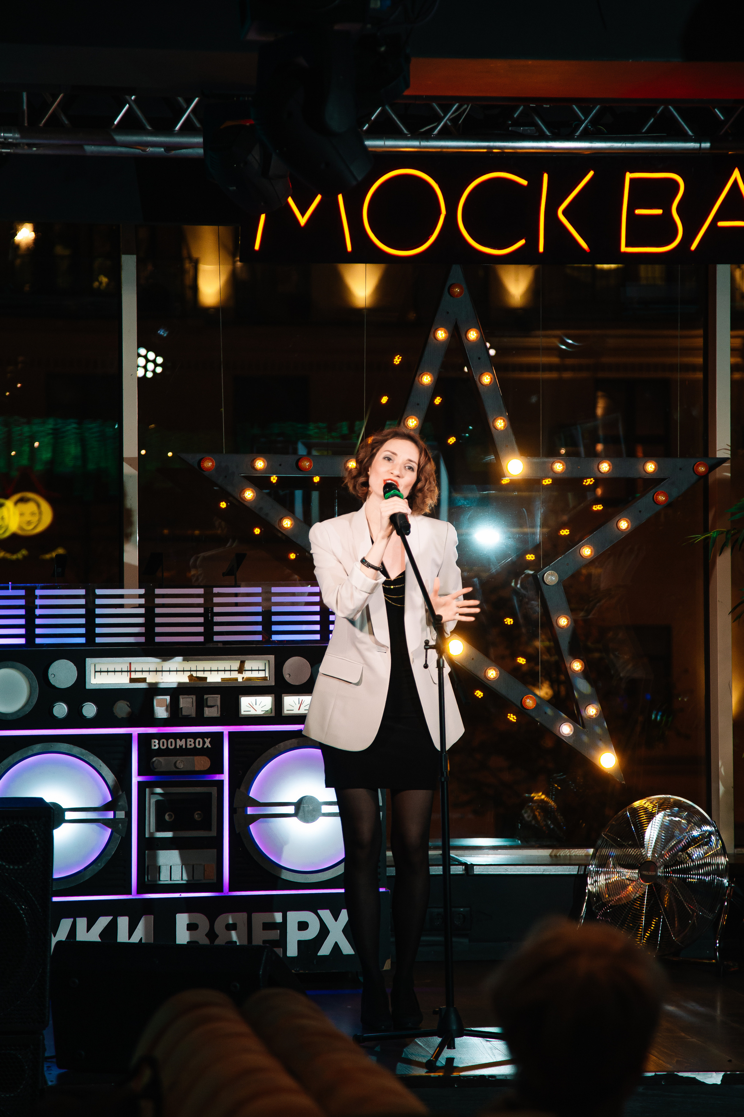 Руки в Верх бар. Свадебный Семейный Репортажный фотограф в Москве