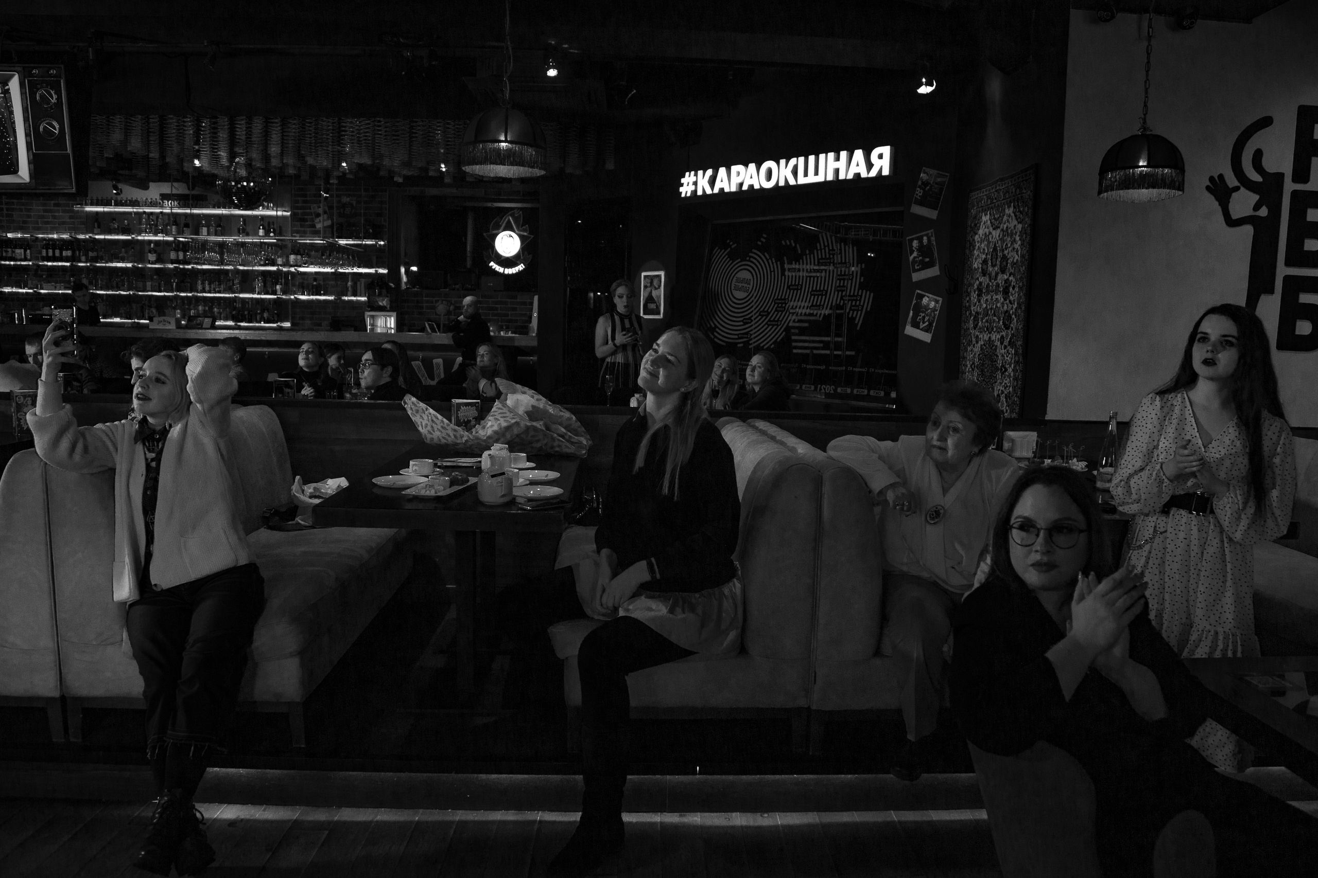 Руки в Верх бар. Свадебный Семейный Репортажный фотограф в Москве