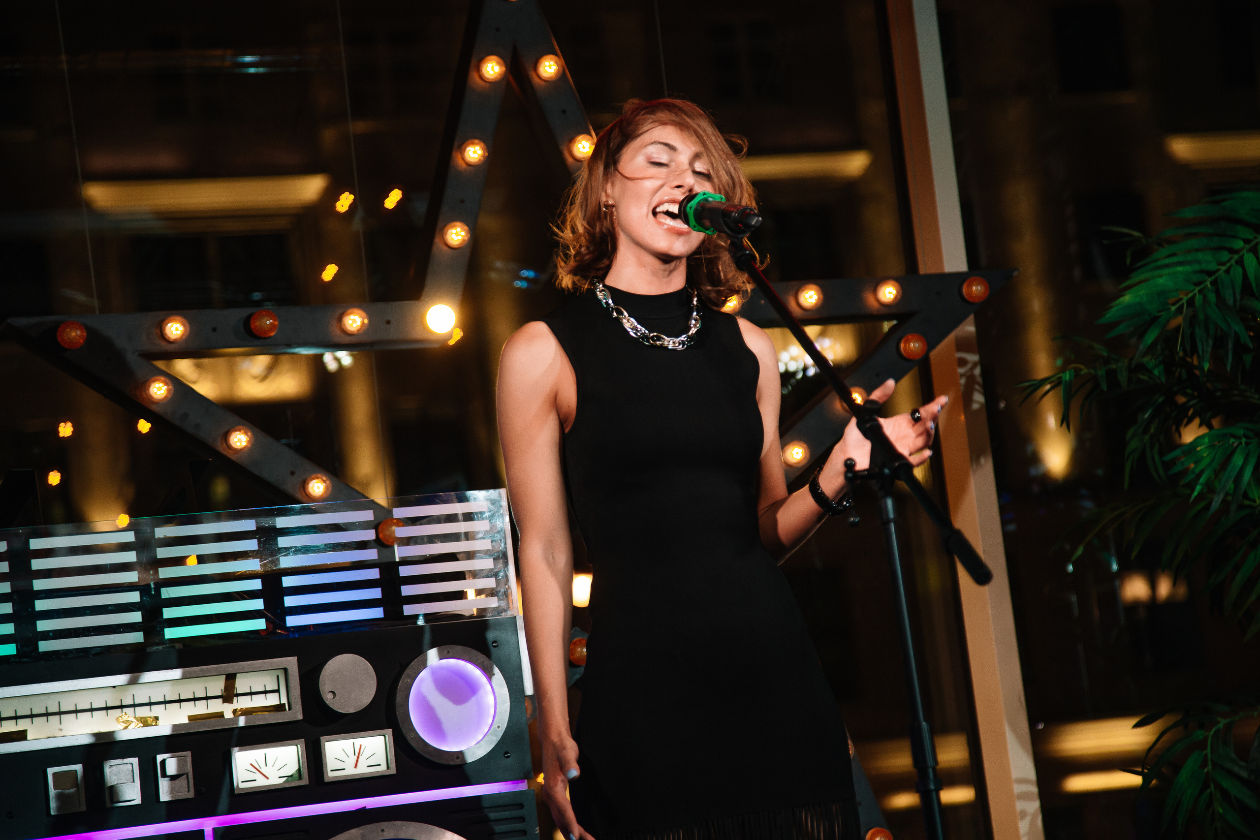 Руки в Верх бар. Свадебный Семейный Репортажный фотограф в Москве