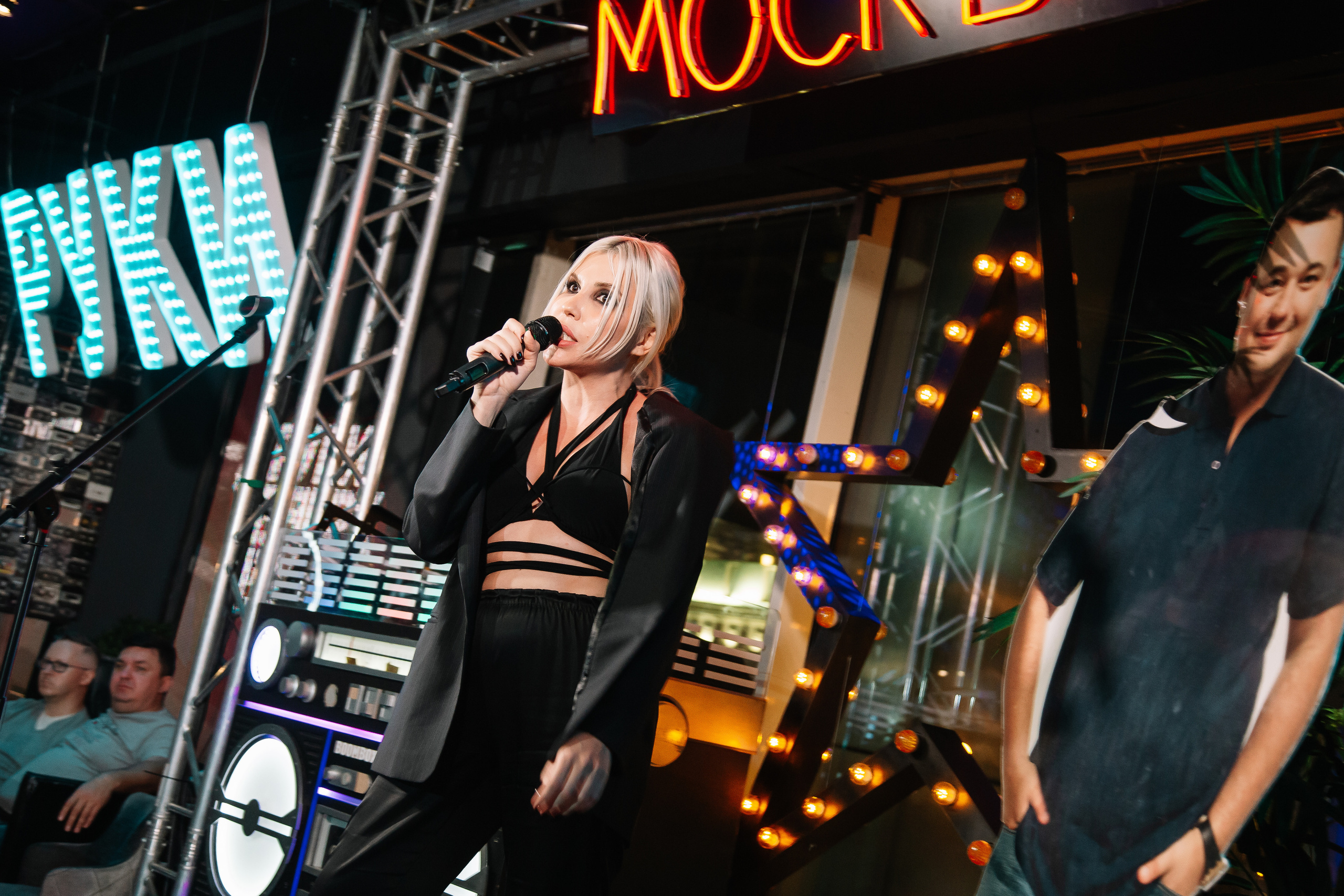 Руки в Верх бар. Свадебный Семейный Репортажный фотограф в Москве