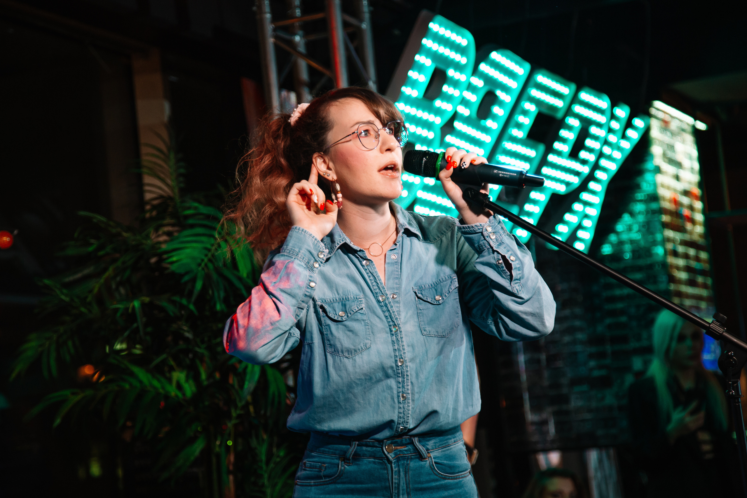 Руки в Верх бар. Свадебный Семейный Репортажный фотограф в Москве