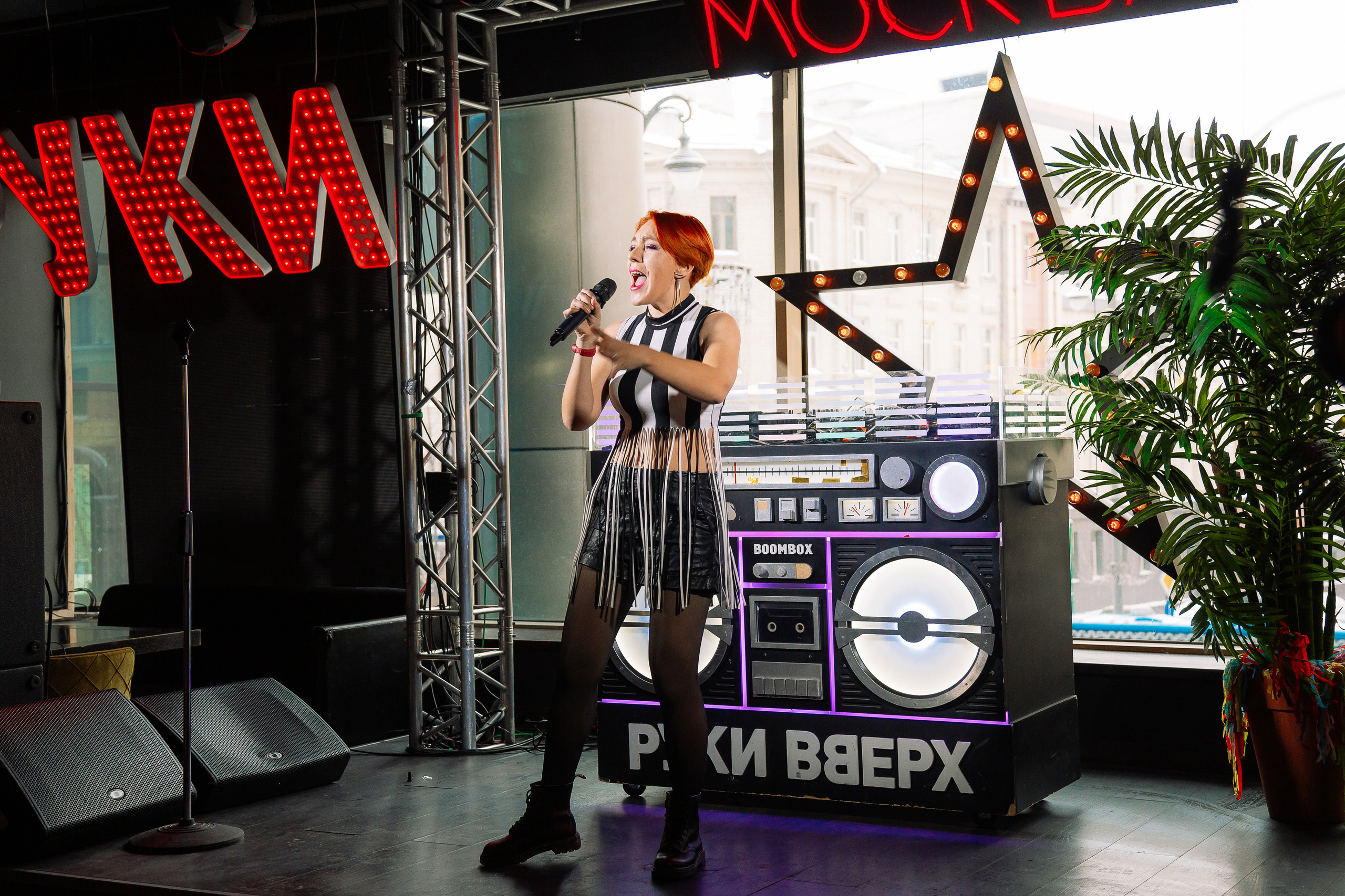 Руки в Верх бар. Свадебный Семейный Репортажный фотограф в Москве