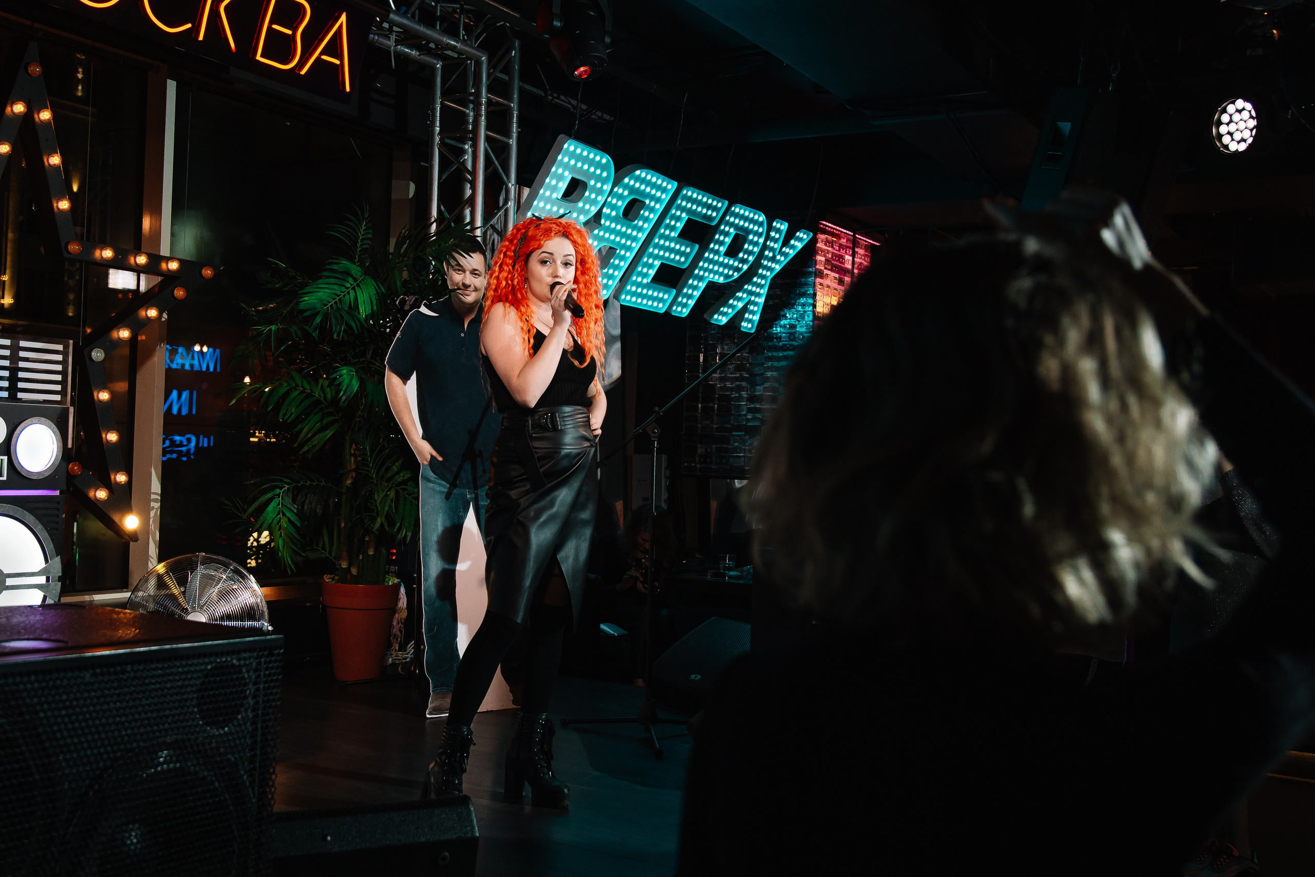 Руки в Верх бар. Свадебный Семейный Репортажный фотограф в Москве