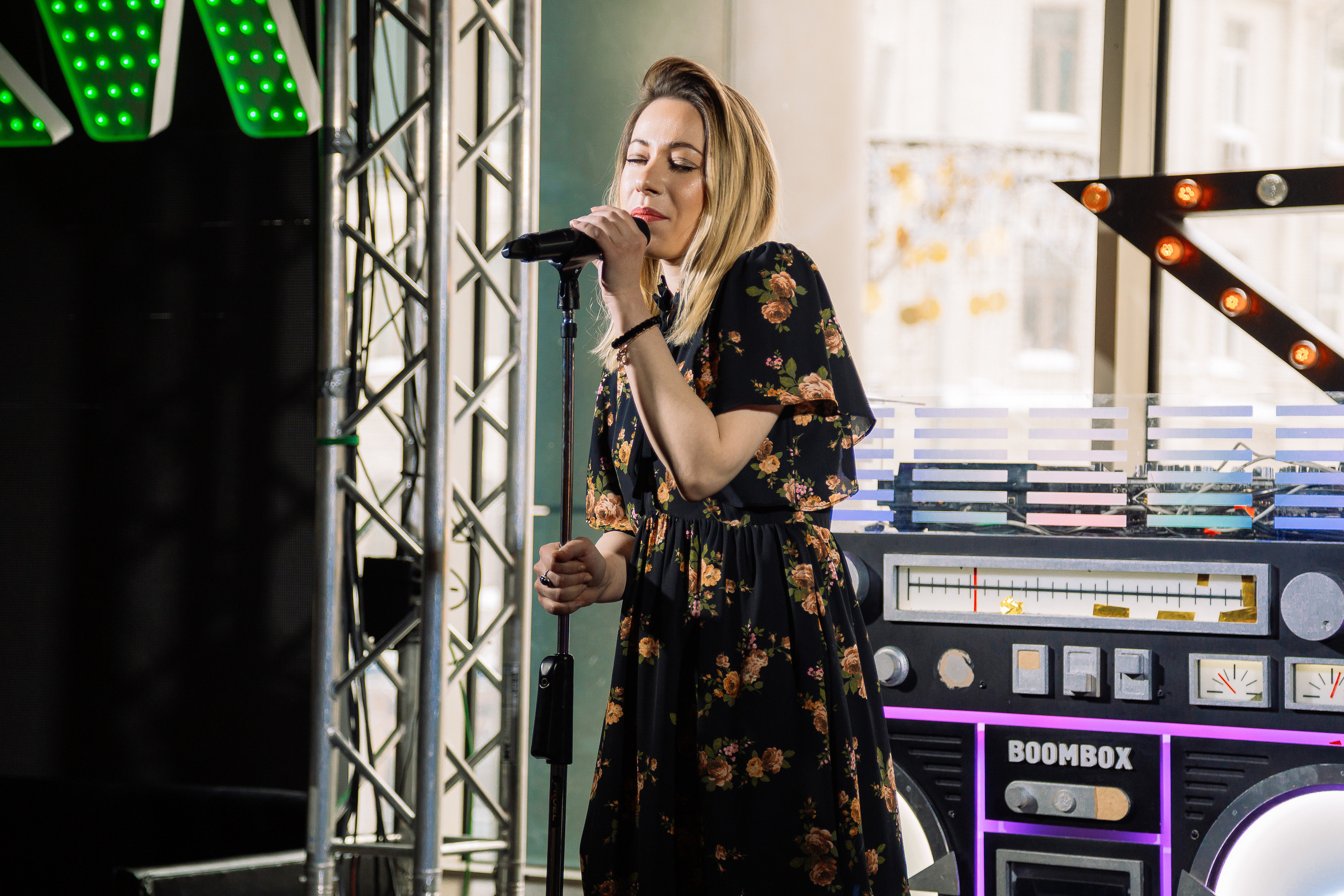 Руки в Верх бар. Свадебный Семейный Репортажный фотограф в Москве