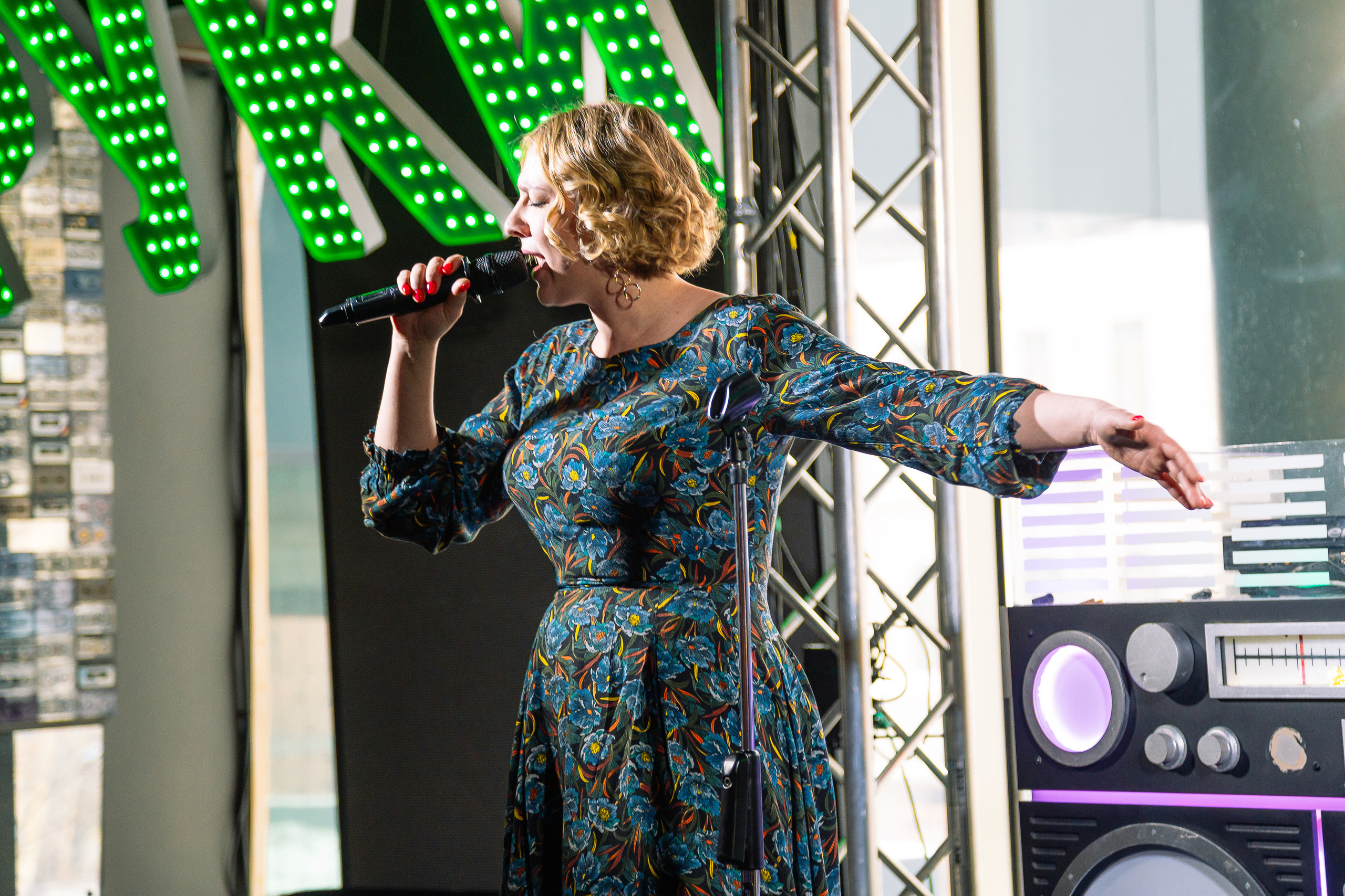 Руки в Верх бар. Свадебный Семейный Репортажный фотограф в Москве