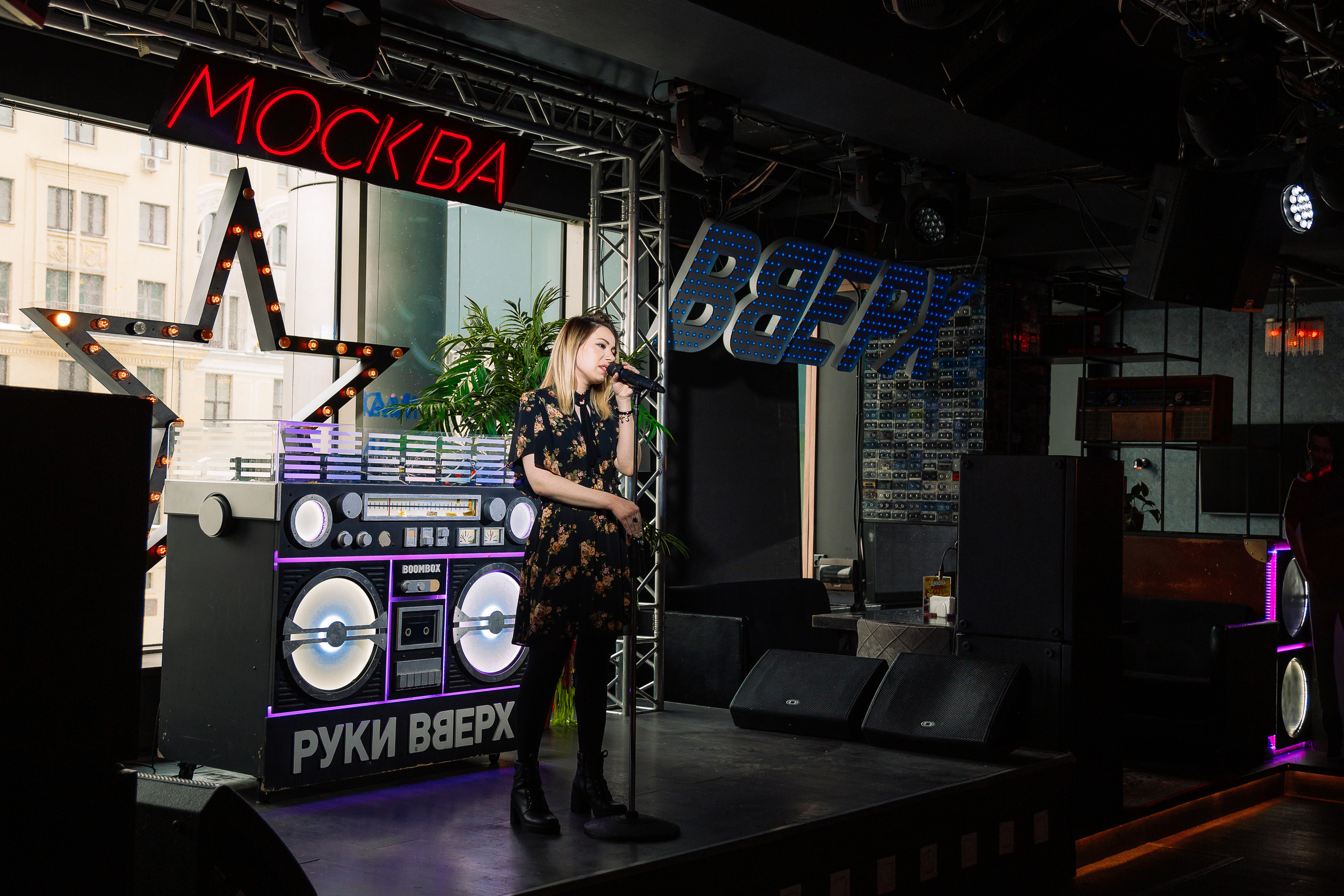 Руки в Верх бар. Свадебный Семейный Репортажный фотограф в Москве