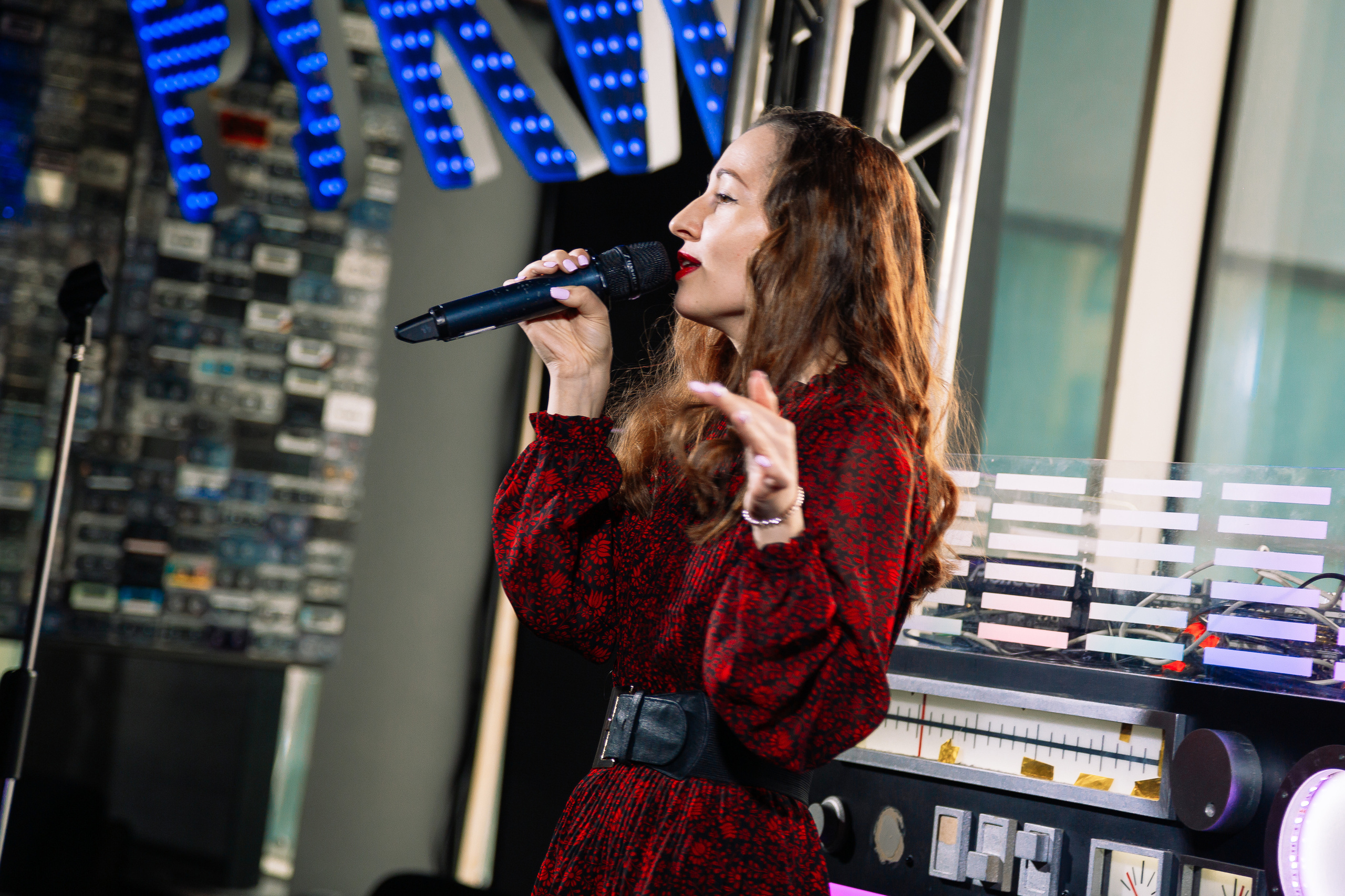 Руки в Верх бар. Свадебный Семейный Репортажный фотограф в Москве