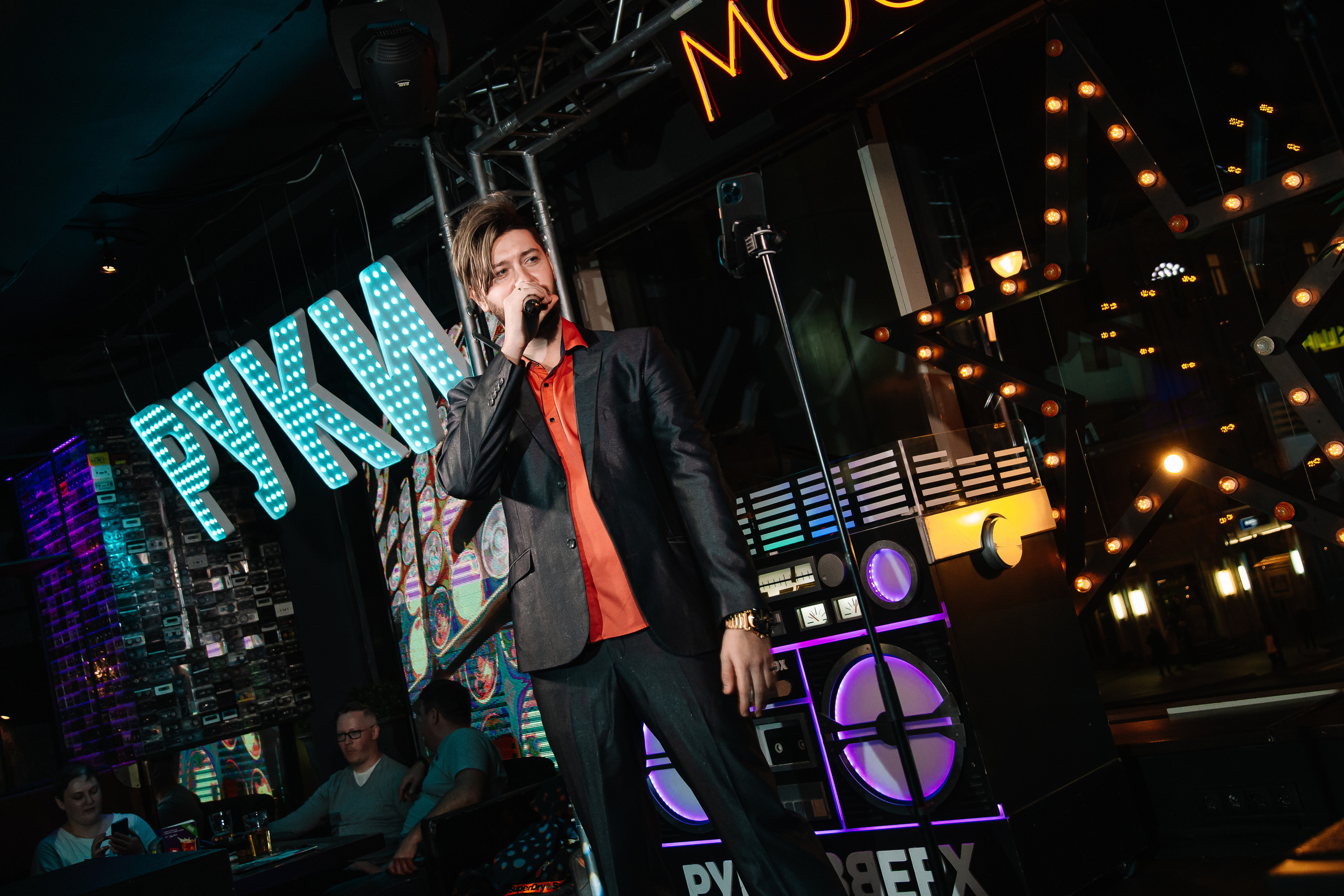 Руки в Верх бар. Свадебный Семейный Репортажный фотограф в Москве