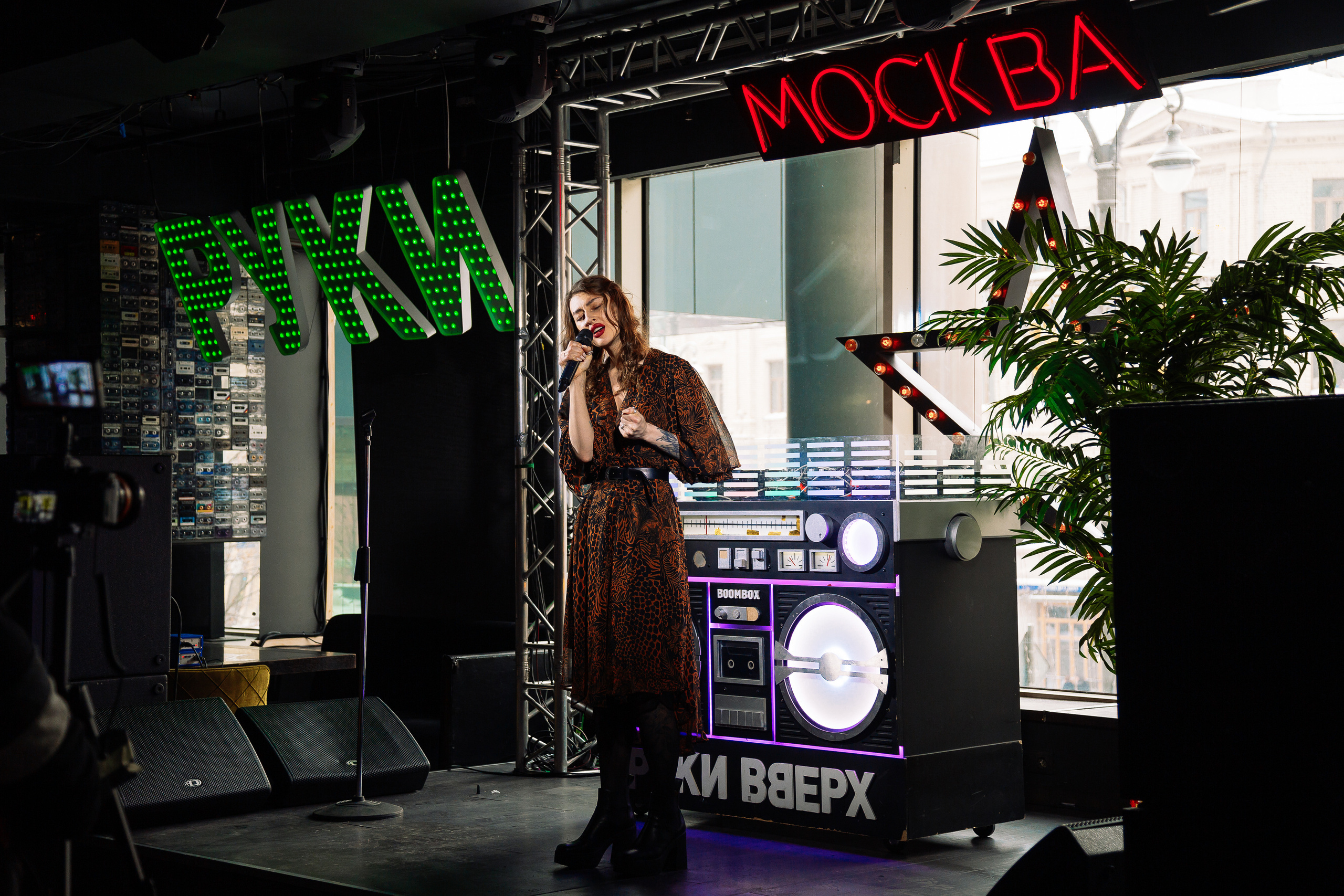 Руки в Верх бар. Свадебный Семейный Репортажный фотограф в Москве