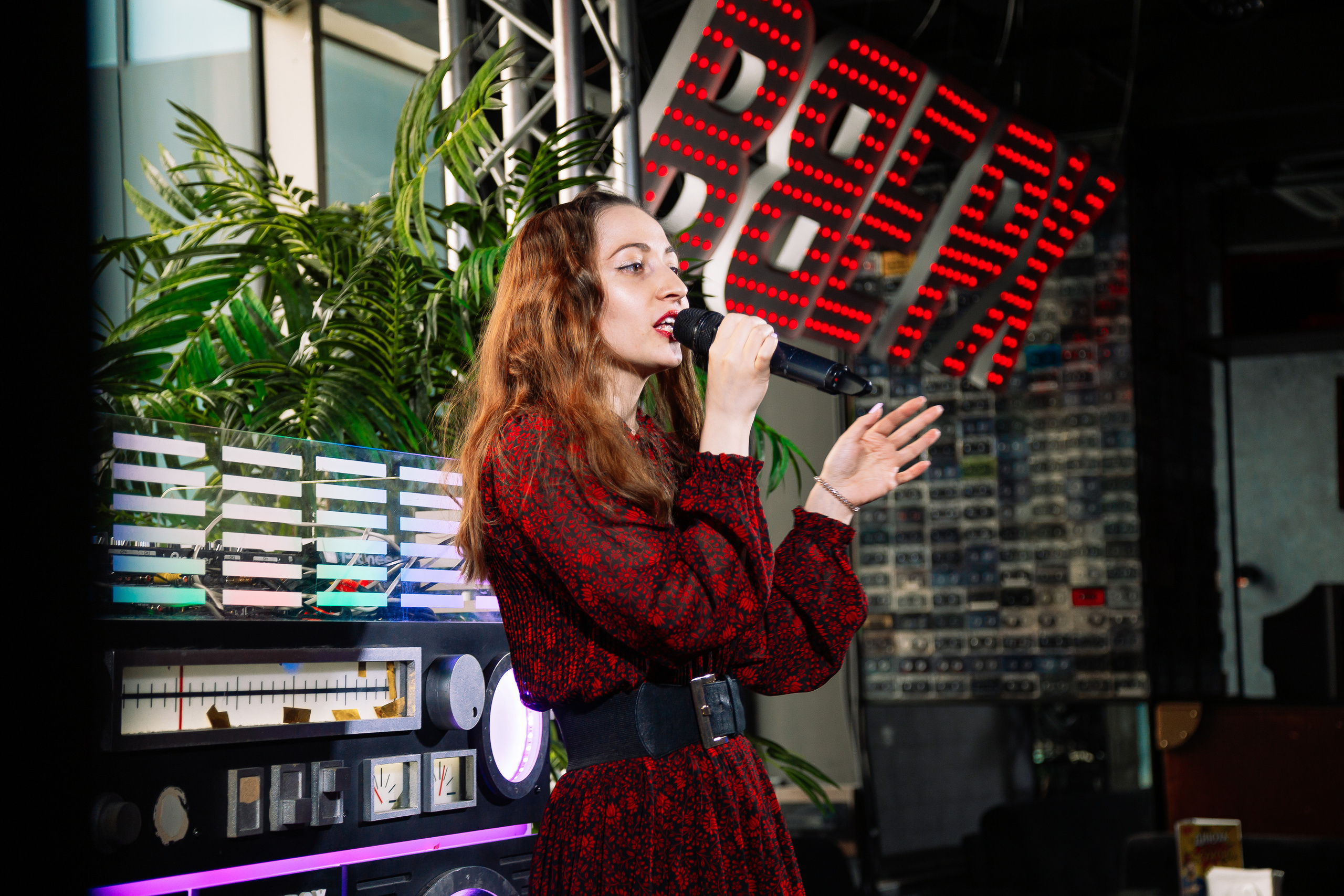 Руки в Верх бар. Свадебный Семейный Репортажный фотограф в Москве