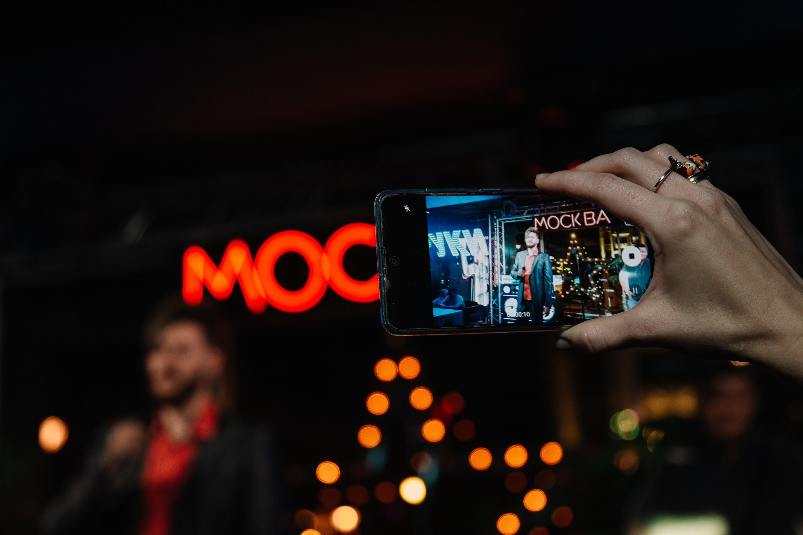 Руки в Верх бар. Свадебный Семейный Репортажный фотограф в Москве