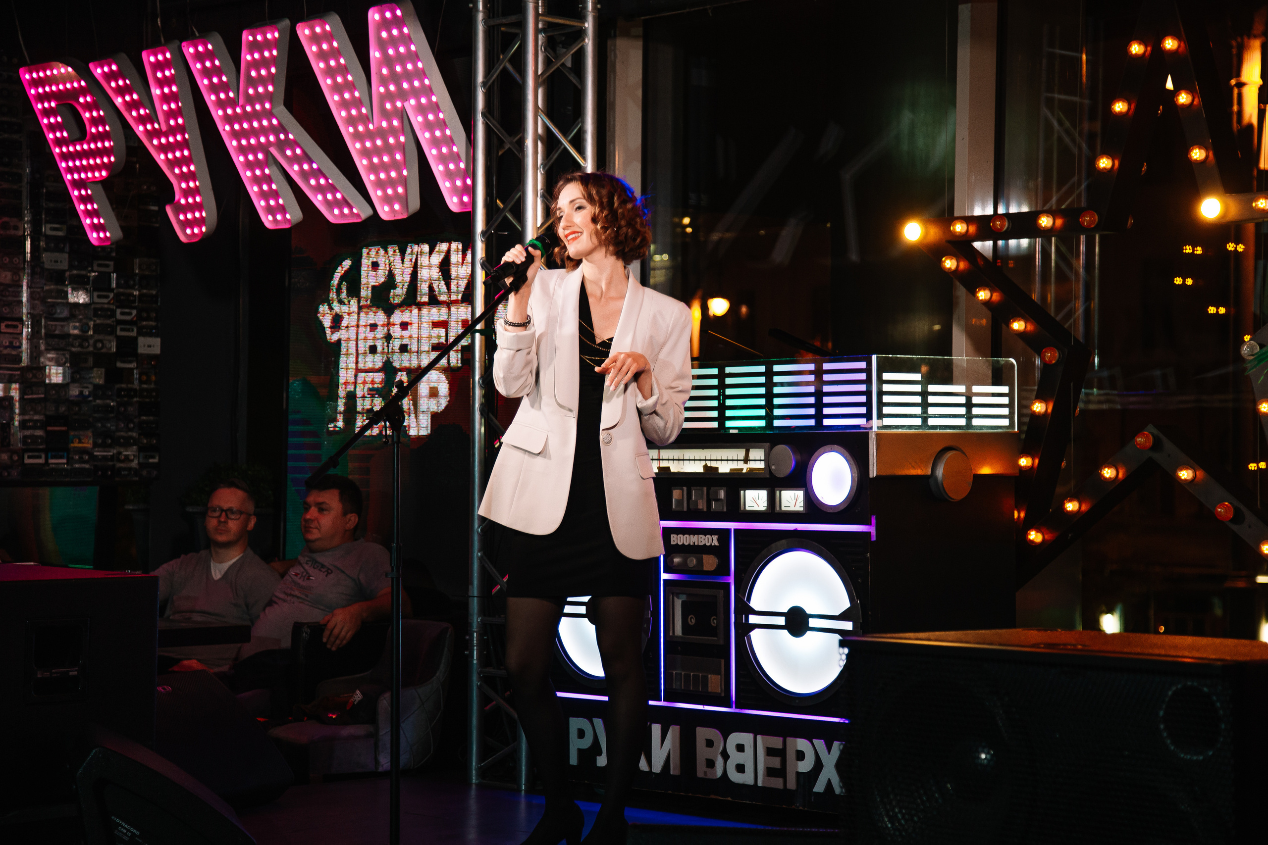 Руки в Верх бар. Свадебный Семейный Репортажный фотограф в Москве