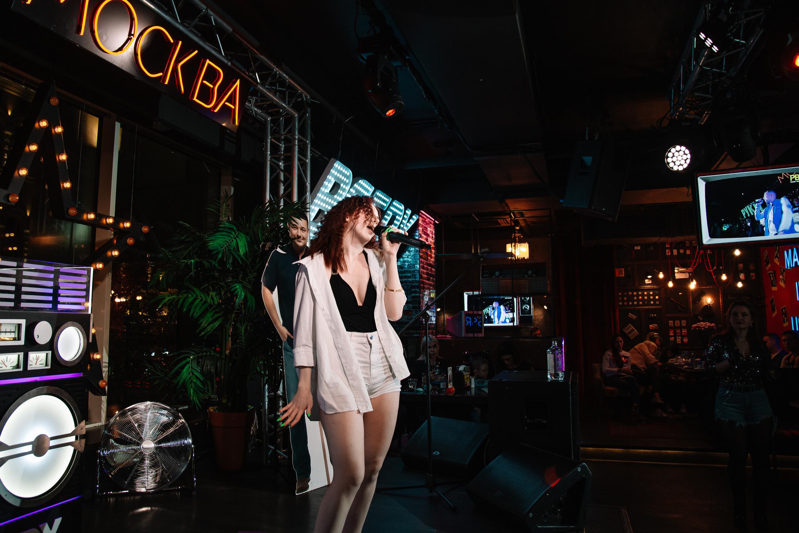 Руки в Верх бар. Свадебный Семейный Репортажный фотограф в Москве