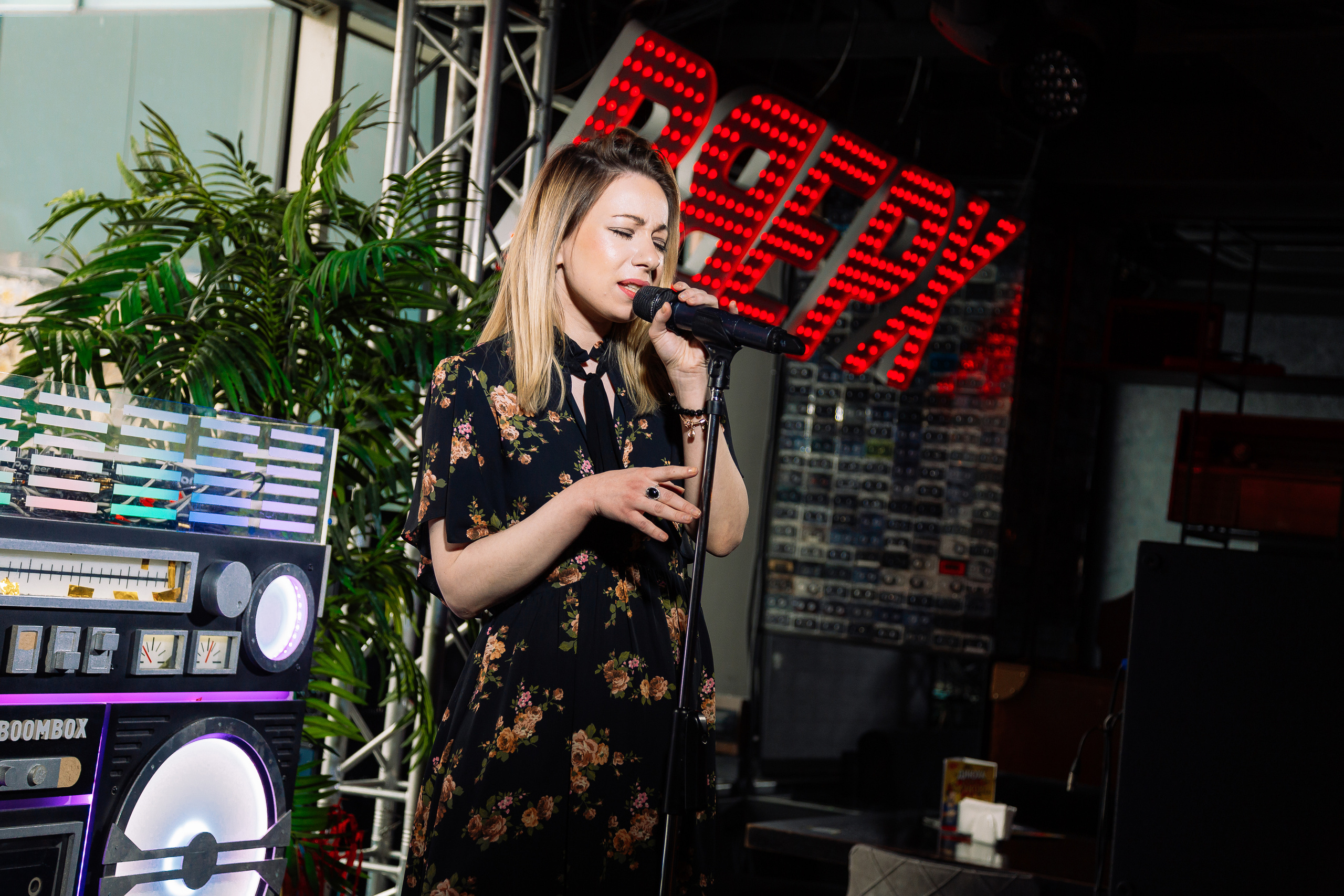 Руки в Верх бар. Свадебный Семейный Репортажный фотограф в Москве