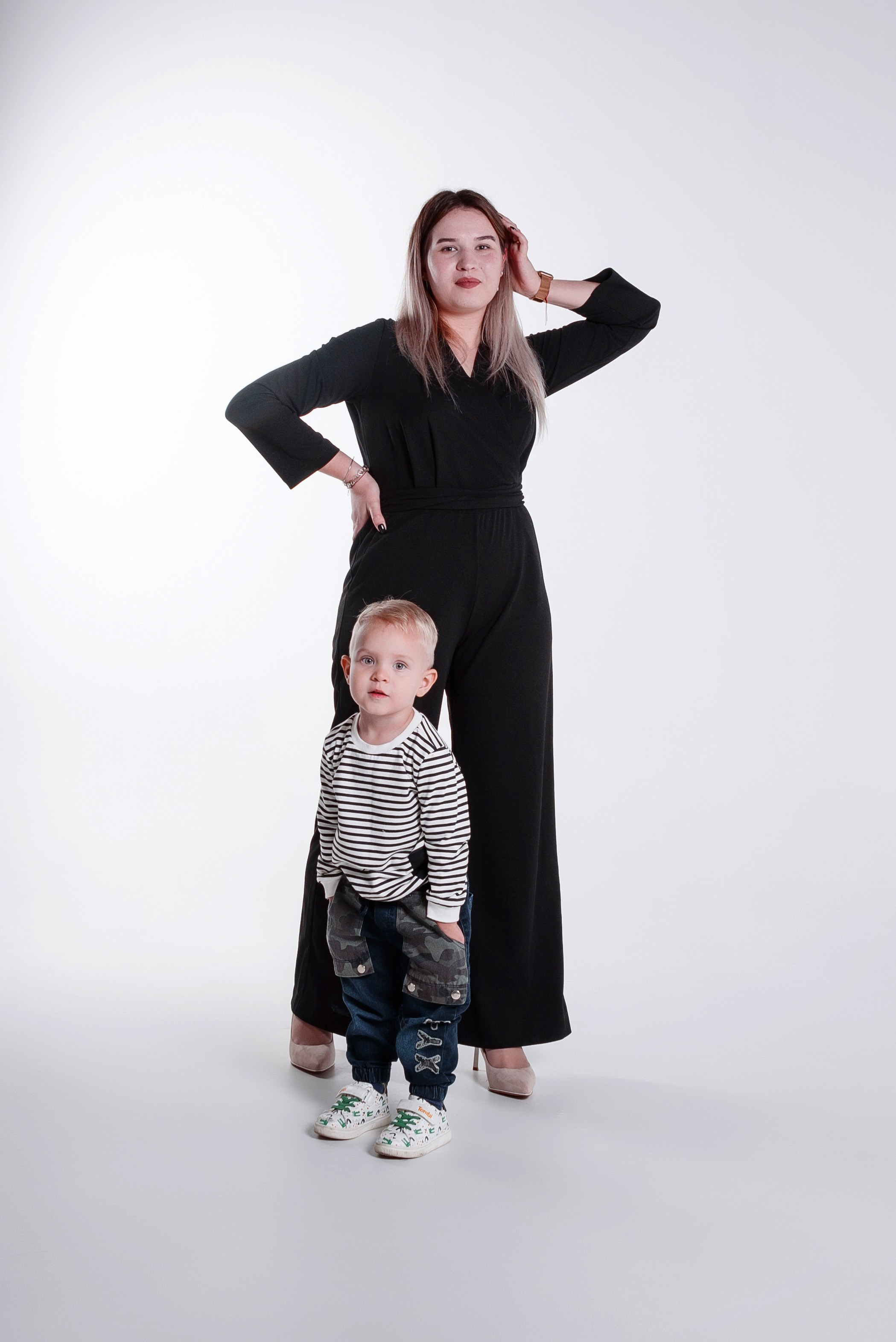 Мама с ребёнком. Студийная фотосессия на циклораме, на белом фоне. Сочи