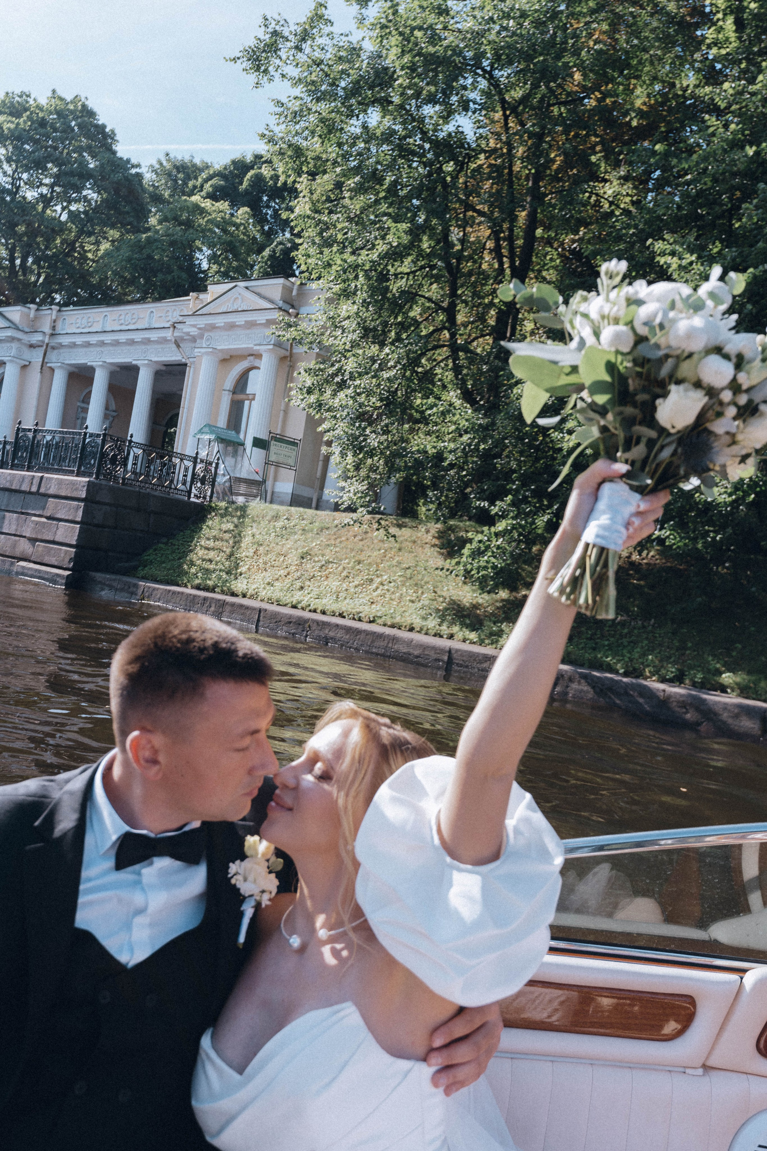 СВАДЕНБНАЯ СЬЕМКА НА КАТЕРЕ ПО КАНАЛАМ САНКТ-ПЕТЕРБУРГА И В АКВАТОРИИ НЕВЫ. Профессиональный фотограф, Санкт-Петербург — Виктория Богомолова