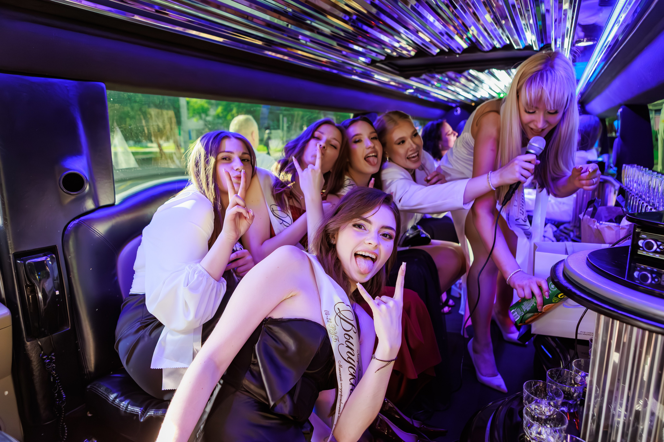 Фотограф на выпускной в Минске, репортажная съёмка выпускного молодых девушек из колледжа в лимузине в Беларуси