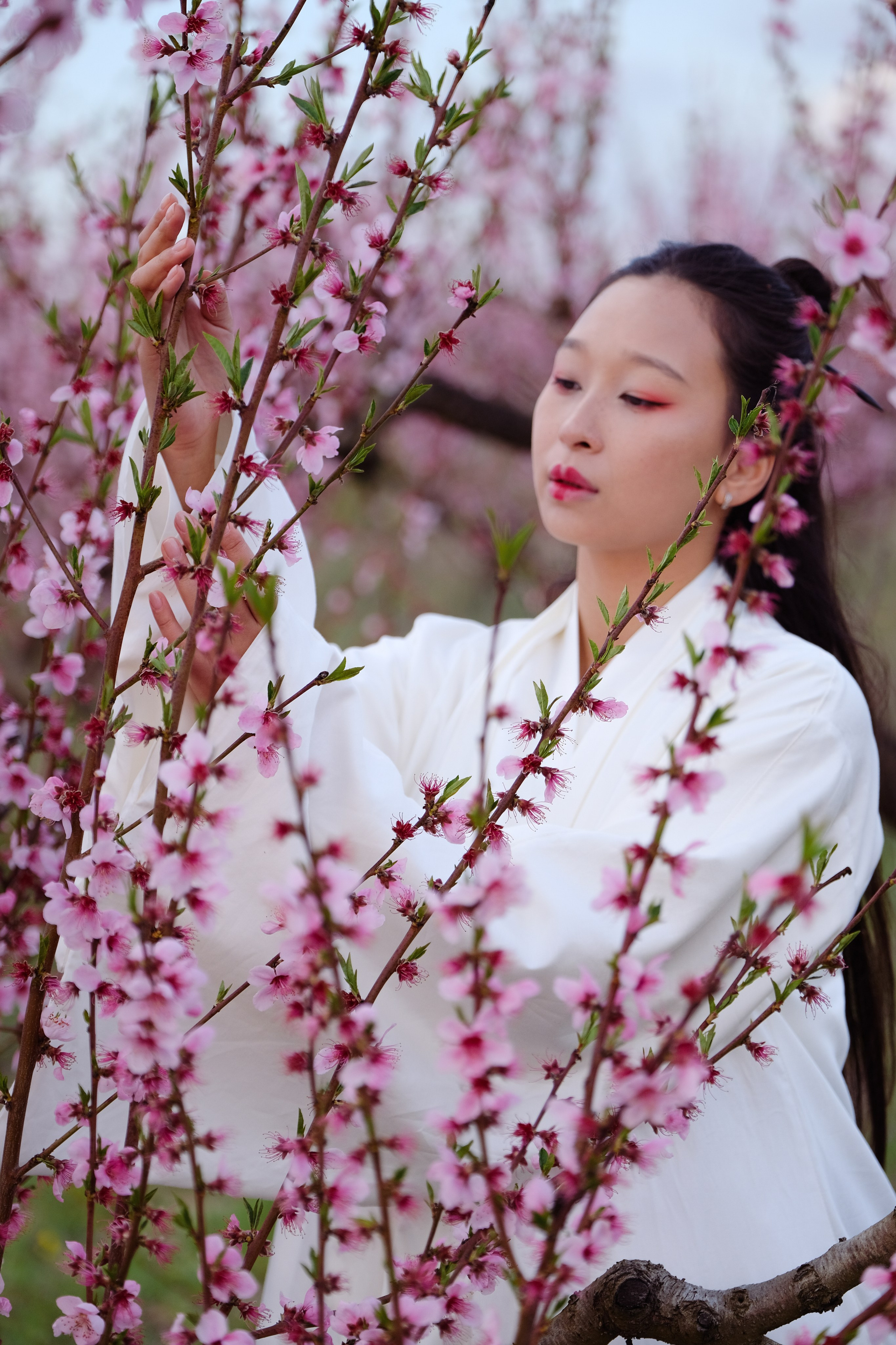 Фото в цветущих персиковых садах. Профессиональная фотосъемка в Крыму. Натуральные эмоции и живые кадры. Забронируйте дату прямо сейчас!