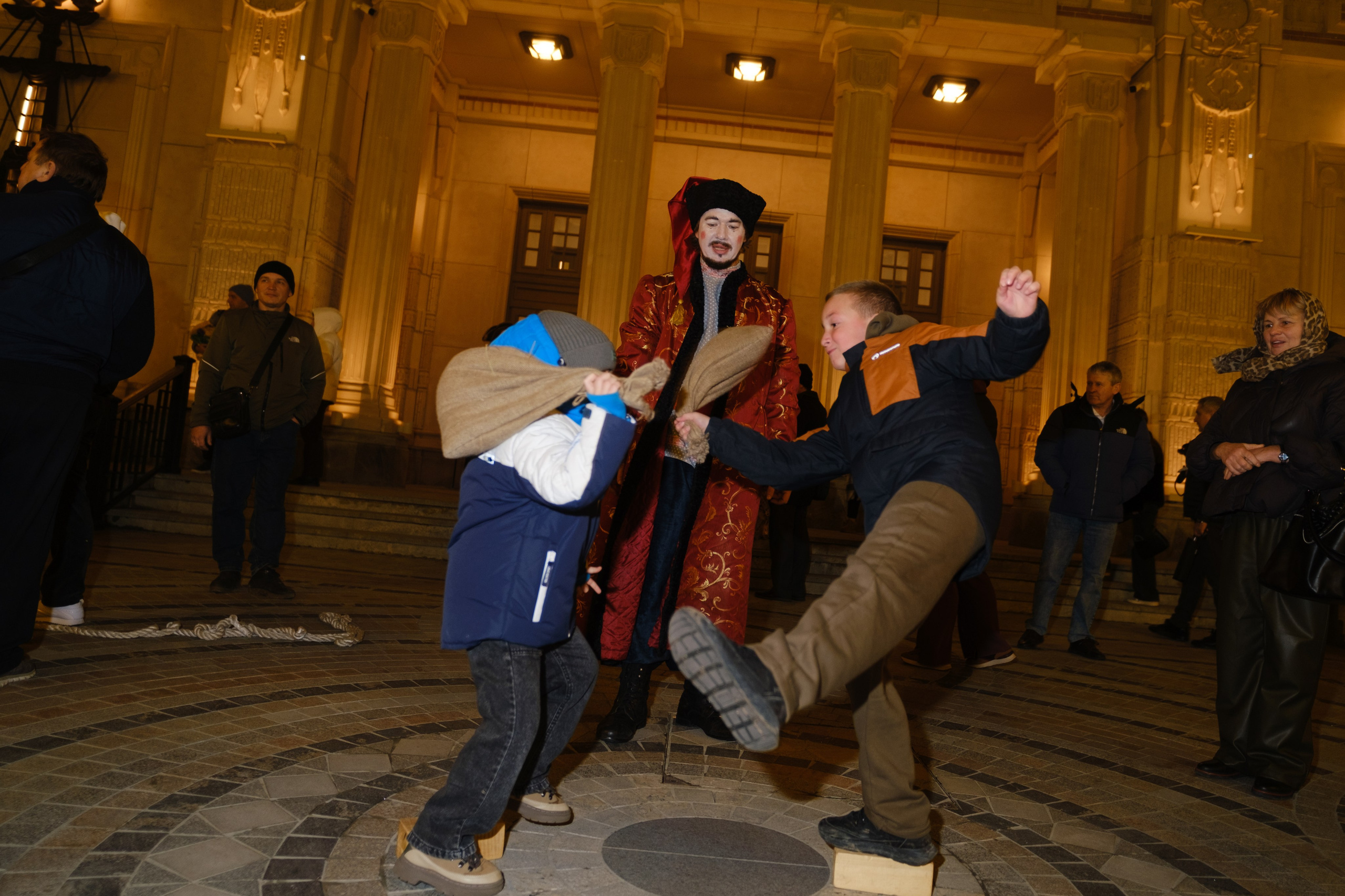 Новогодний репортаж из парка «Новый Херсонес» | Фотограф Илья Желдак. Профессиональная фотосъемка в Крыму. Натуральные эмоции и живые кадры. Забронируйте дату прямо сейчас!