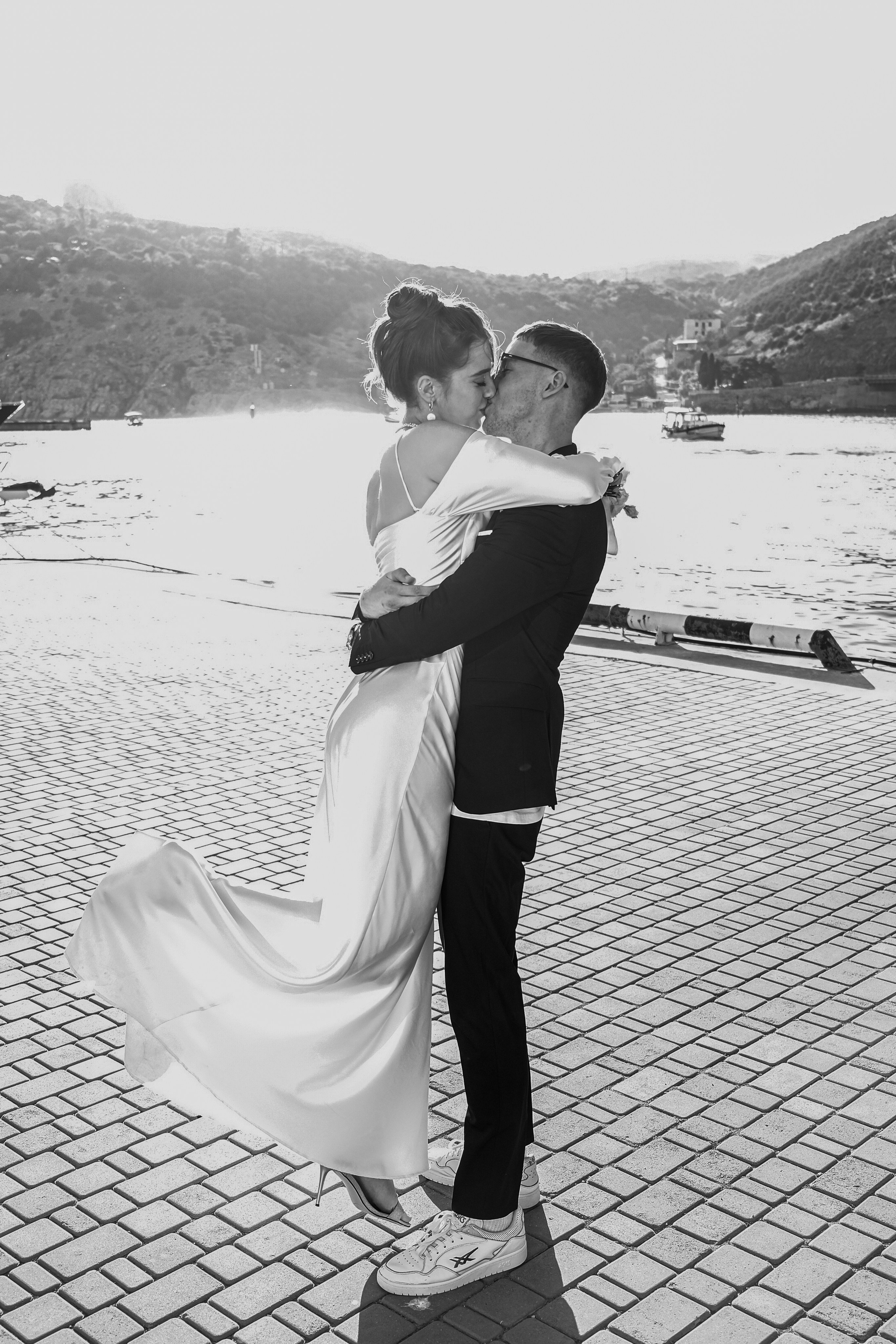 Свадебная фотосессия в Балаклаве. Профессиональная фотосъемка в Крыму. Натуральные эмоции и живые кадры. Забронируйте дату прямо сейчас!