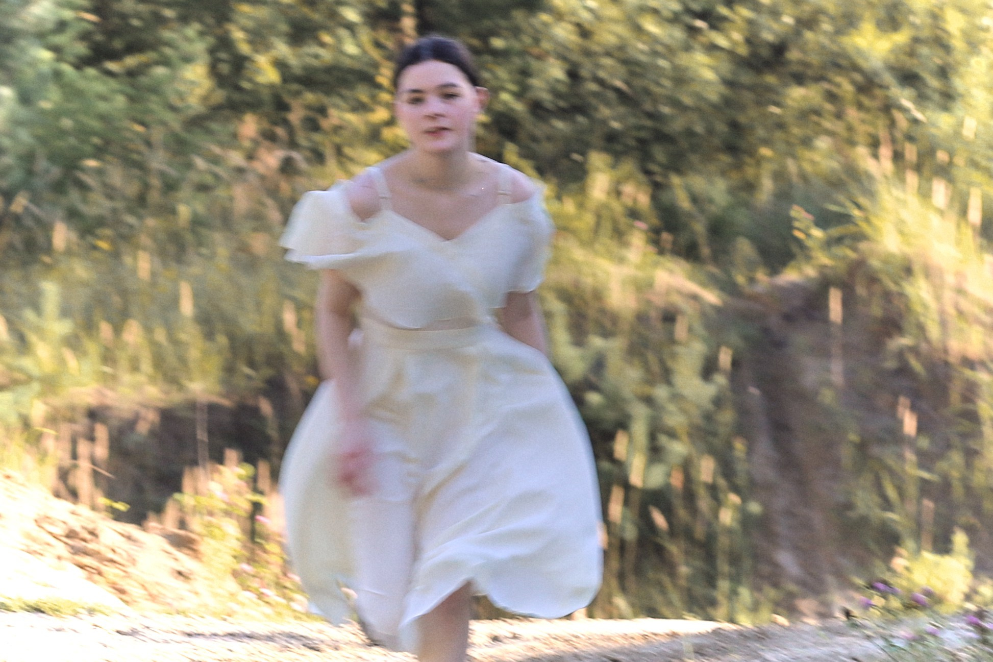 девушка в белом платье бежит