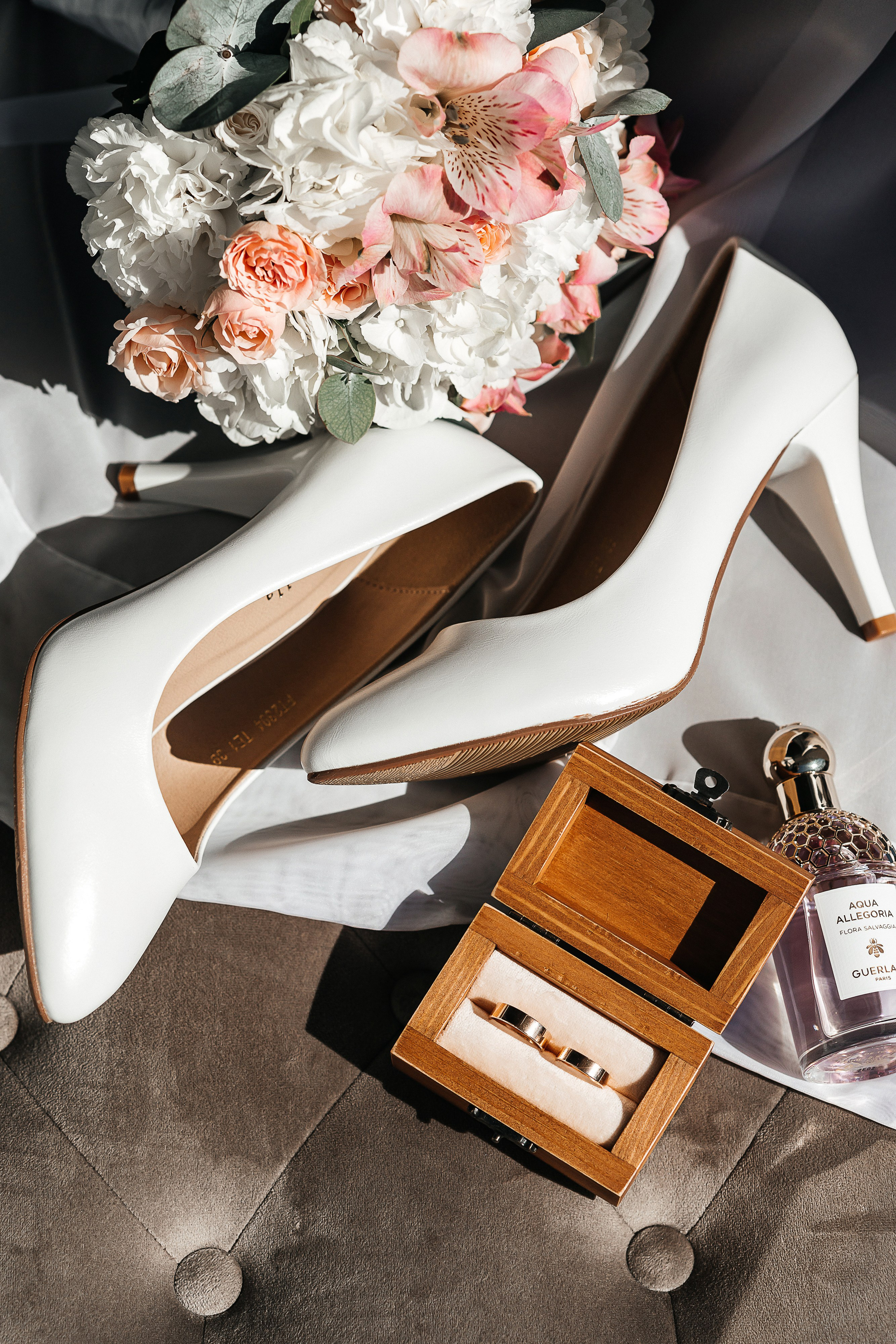 Свадебная фотосессия пары в номере отеля. Олег Сверчков | Свадебный фотограф Вологда