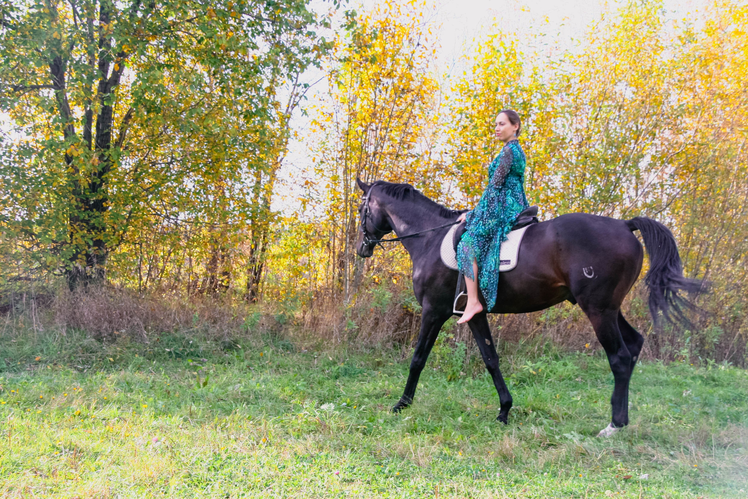 Алёна и Даша на лошади. Фотограф Пермь. Фотосессия в фотостудии Перми и на свежем воздухе