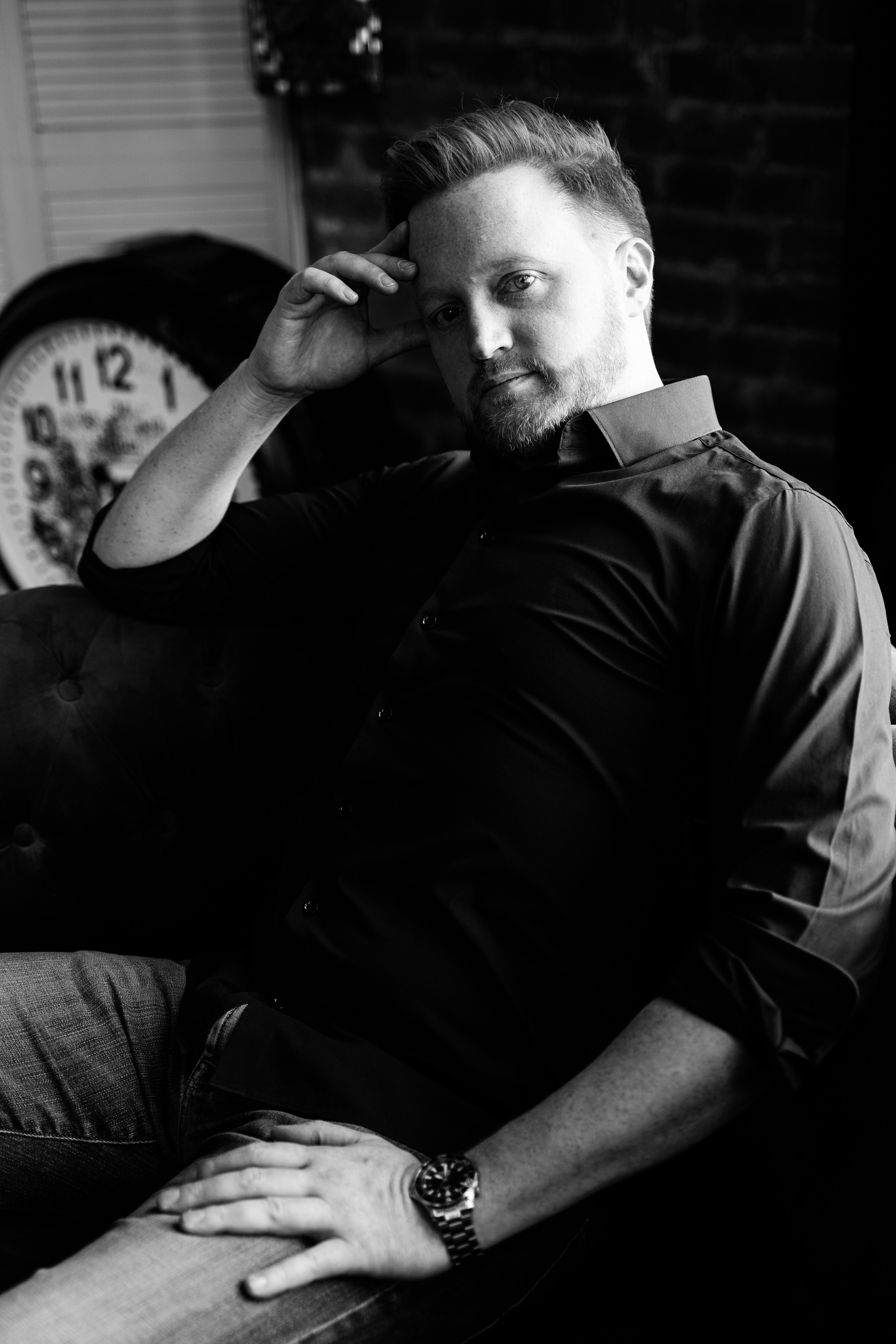 Портрет топ-менеджера Coffix на фоне офисного интерьера.