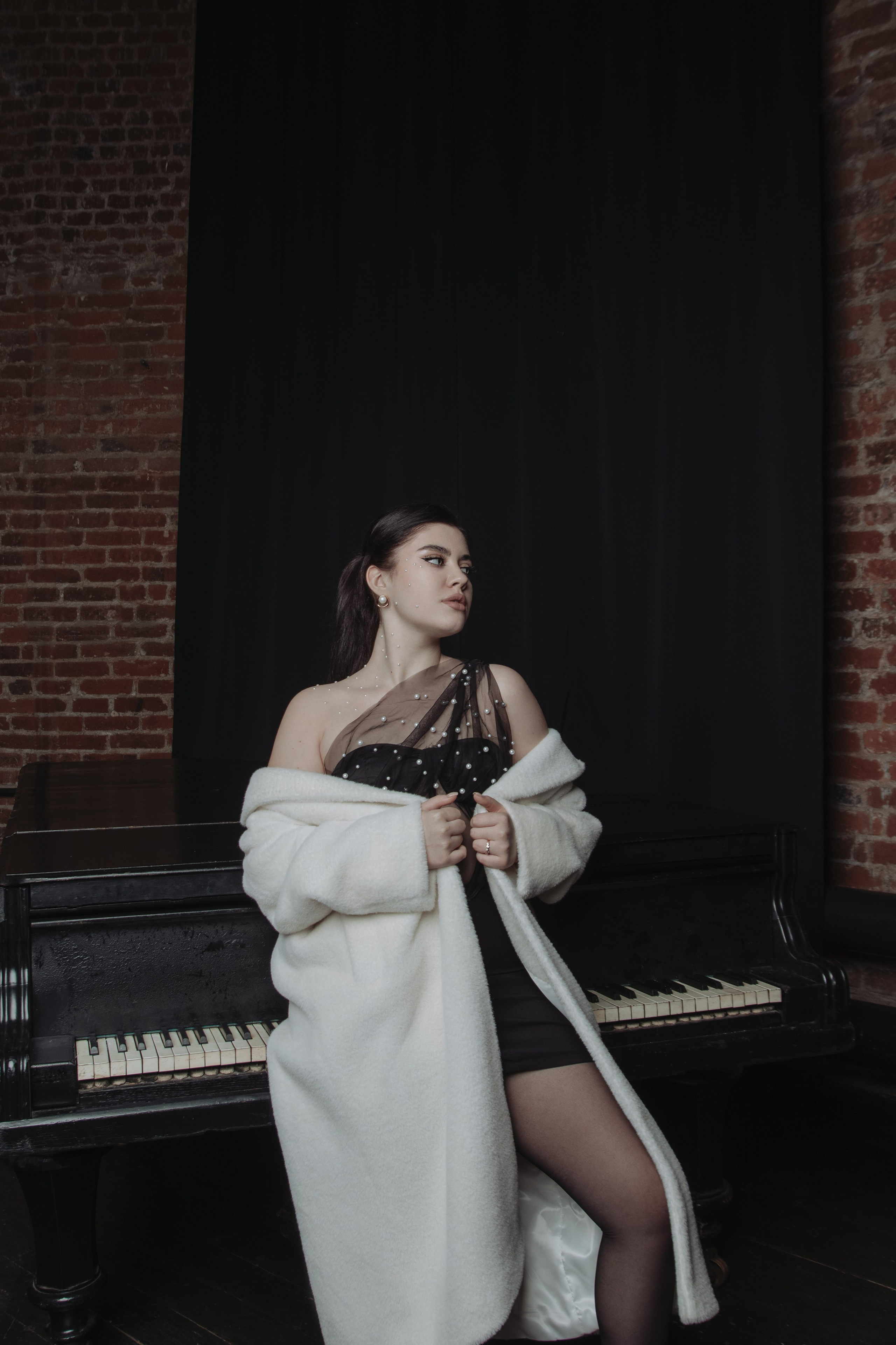 фотосессия в белой шубе у пианино