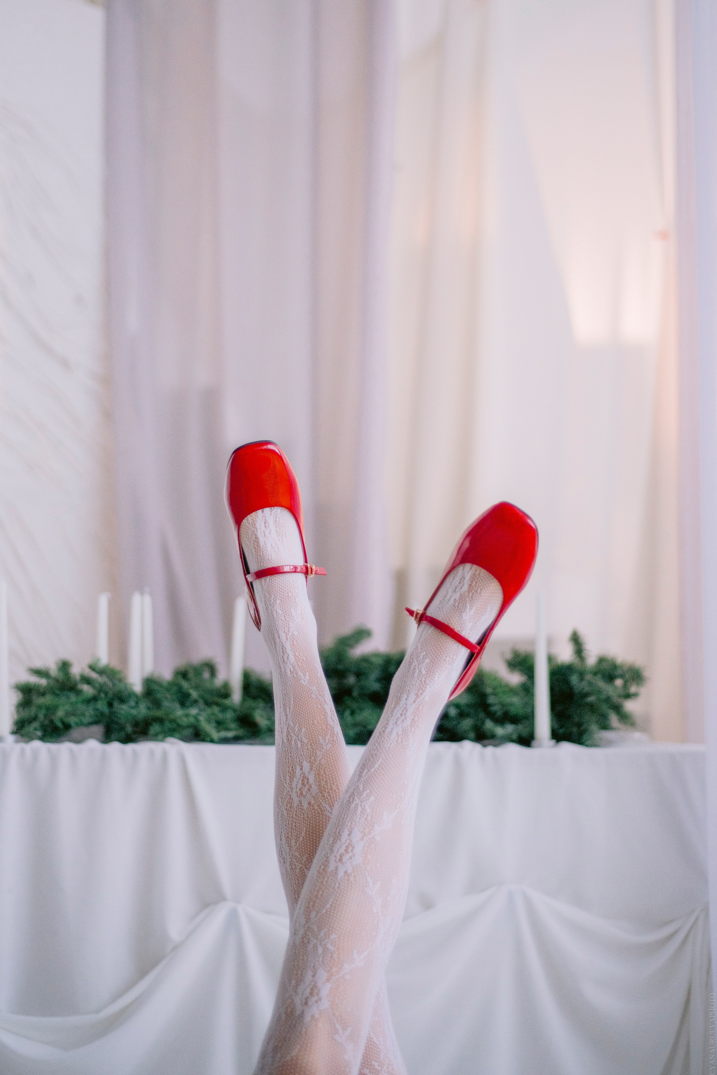 красные балетки и кружевные колготки