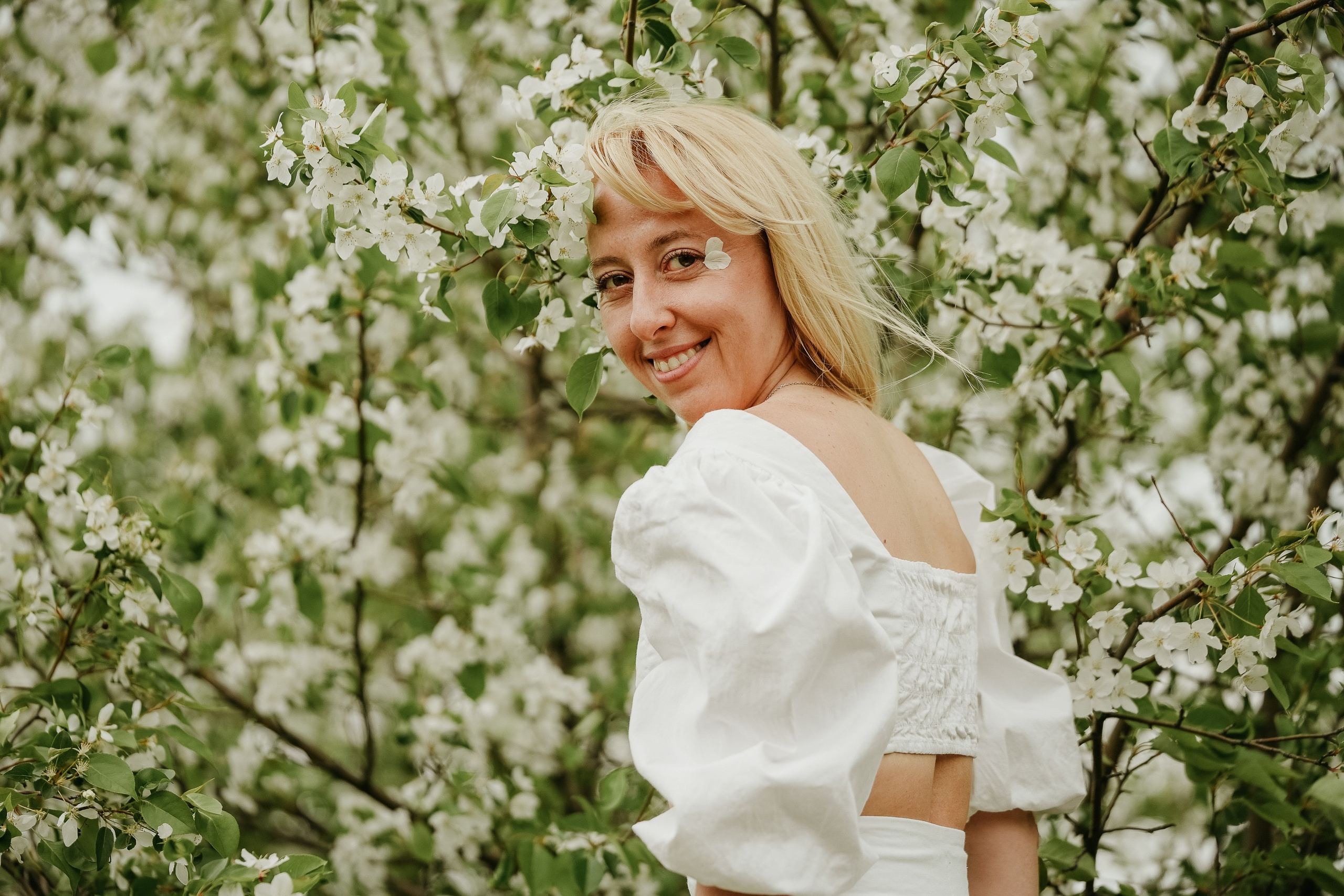 Фотосессия в цветущих яблонях. Фотограф Анна Герман. Красноярск