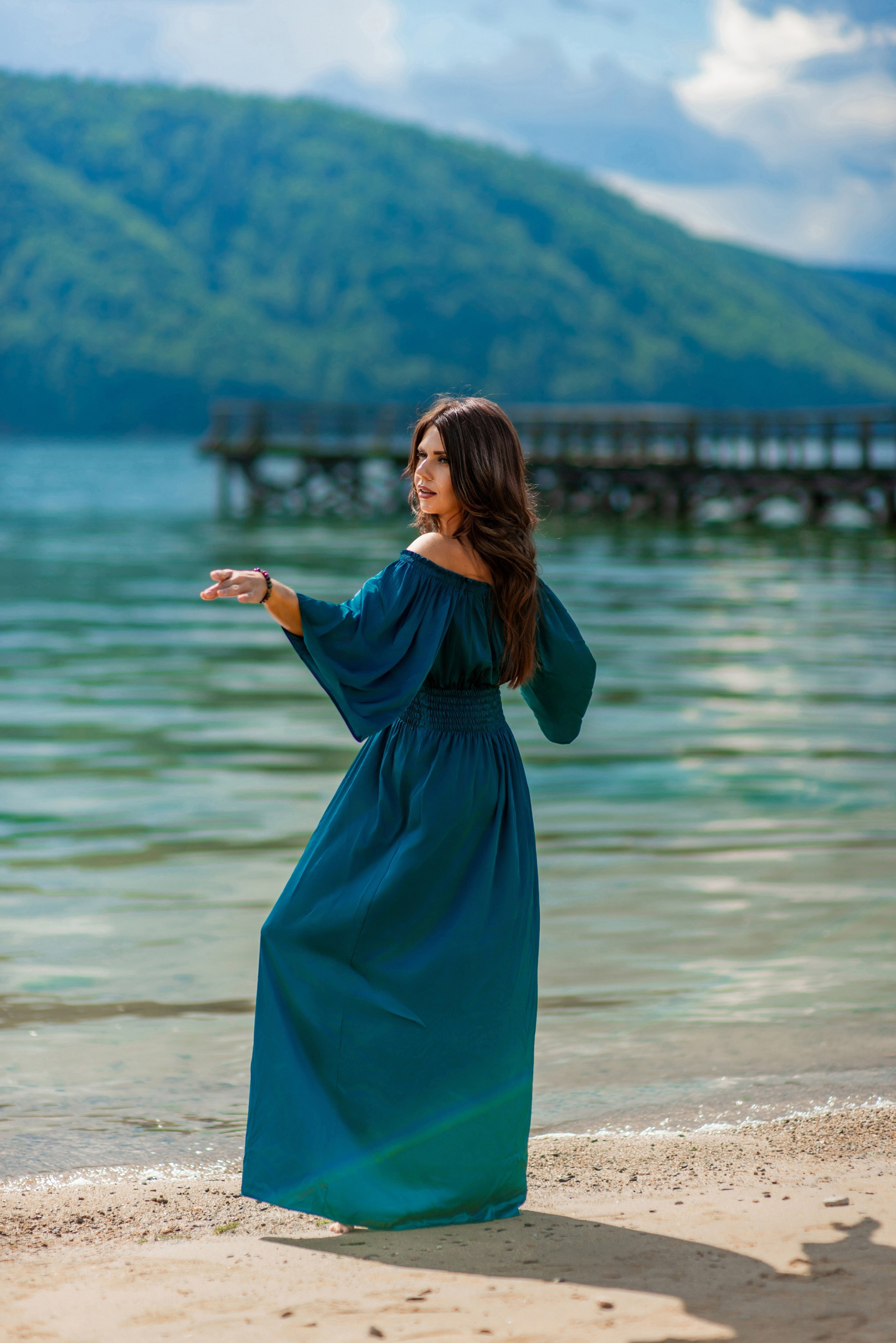 Воздушное платье с летящим шлейфом в аренду на Байкал для фотосессии