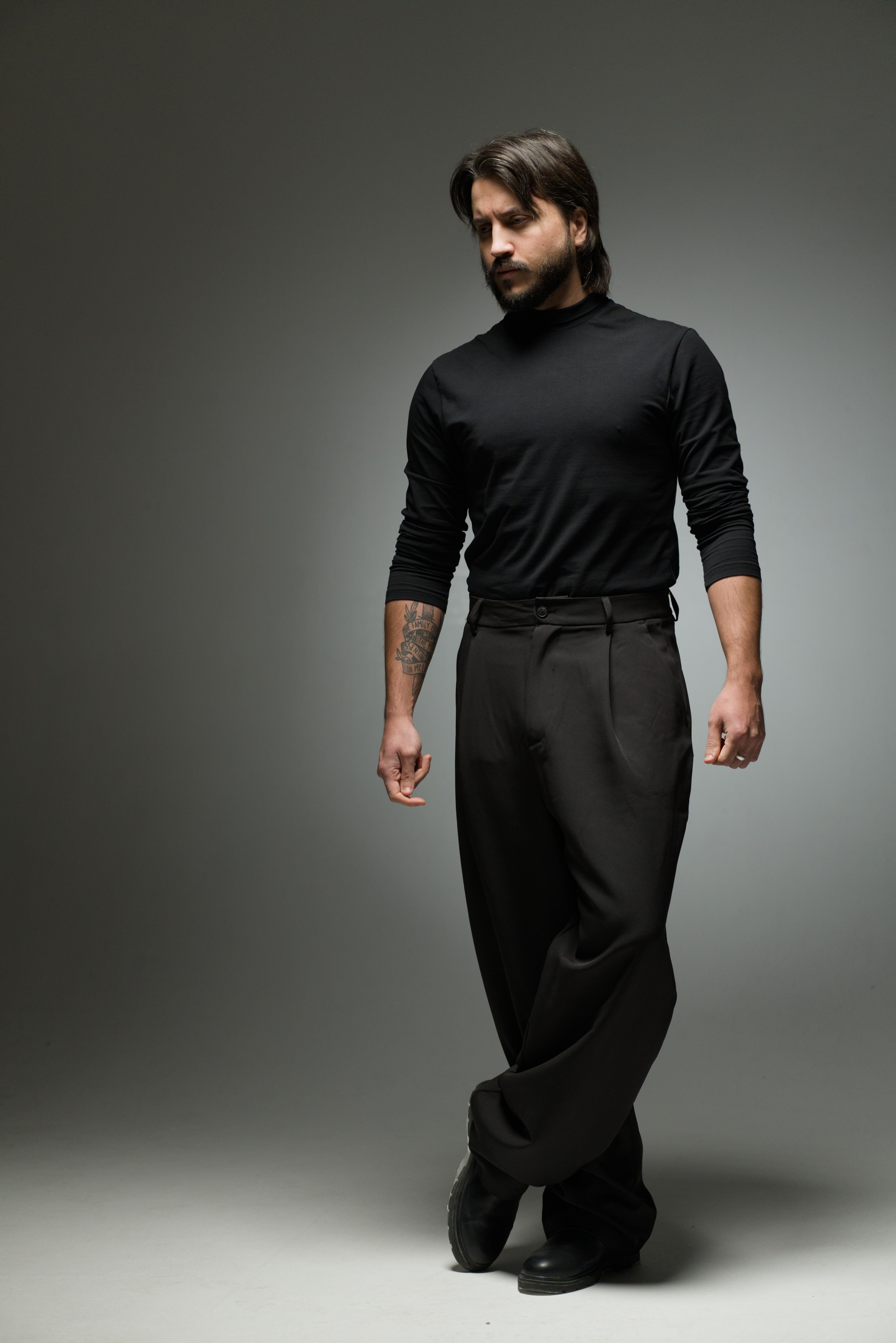 Мужской портрет в кресле. Мир глазами Саши Д