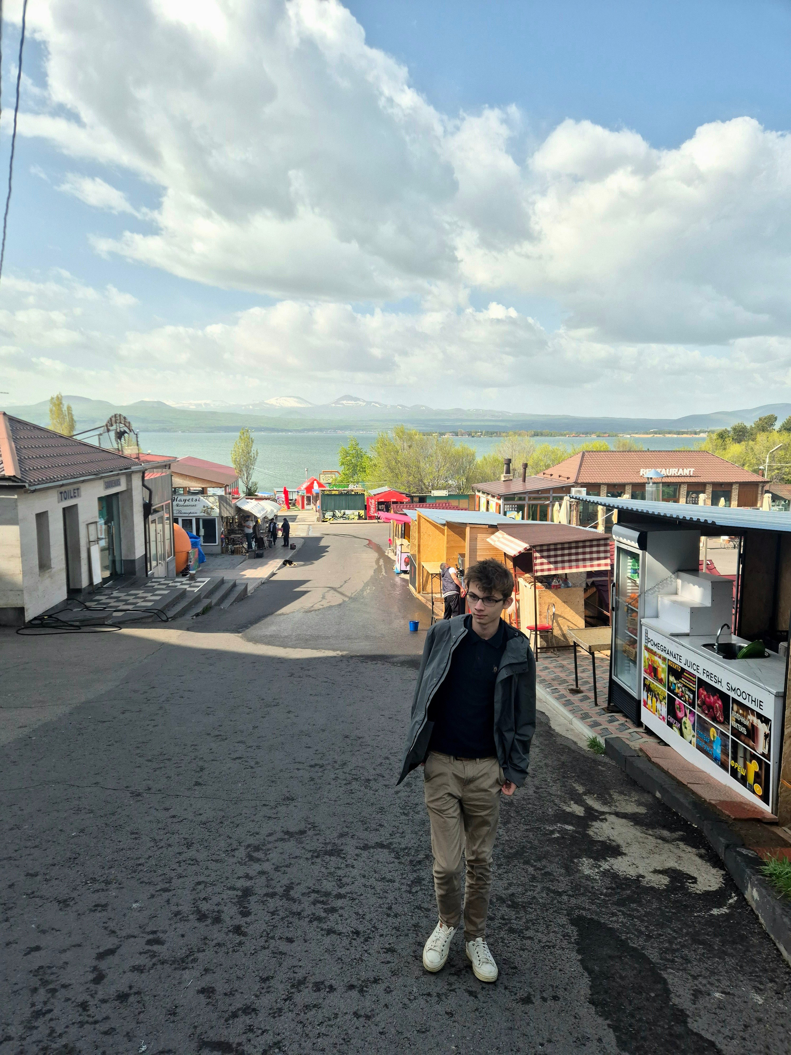 Восхождение к монастырю Севанаванк. В 9 утра на горе никаких надоедливых торговцев свечами/сувенирами, никого из туристов