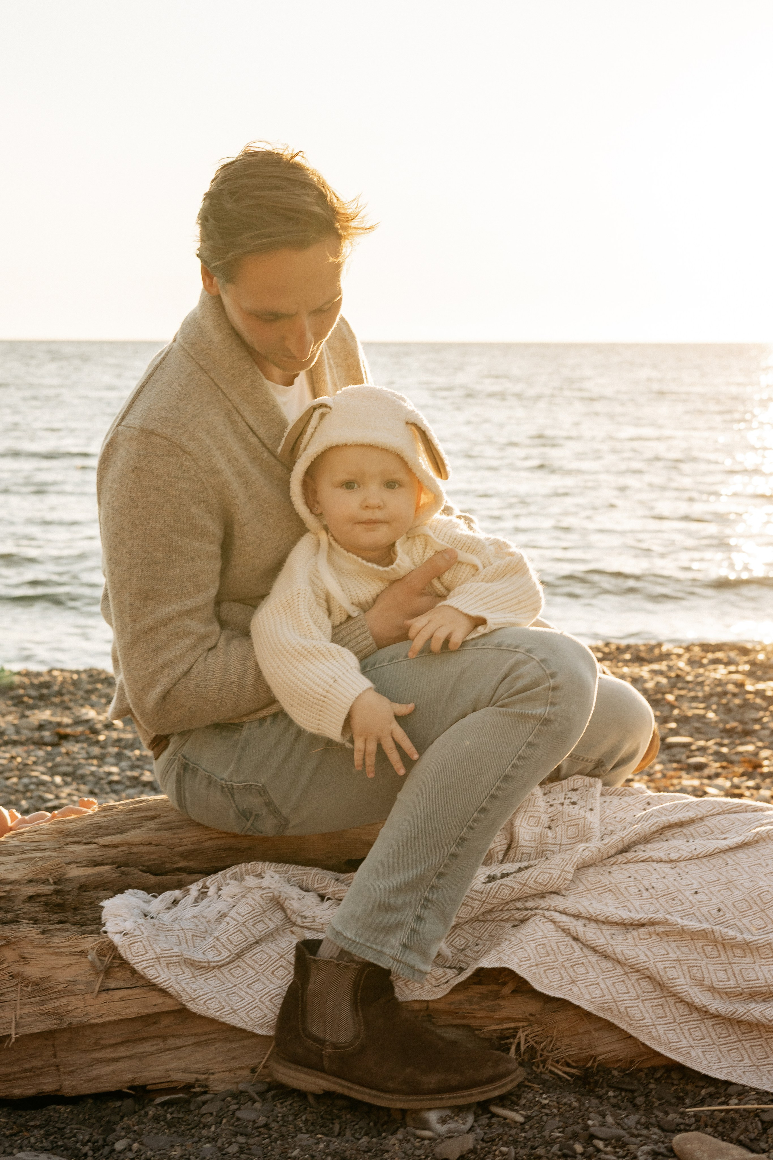 Счастливые лица папы и маленькой дочки на фоне бирюзового моря