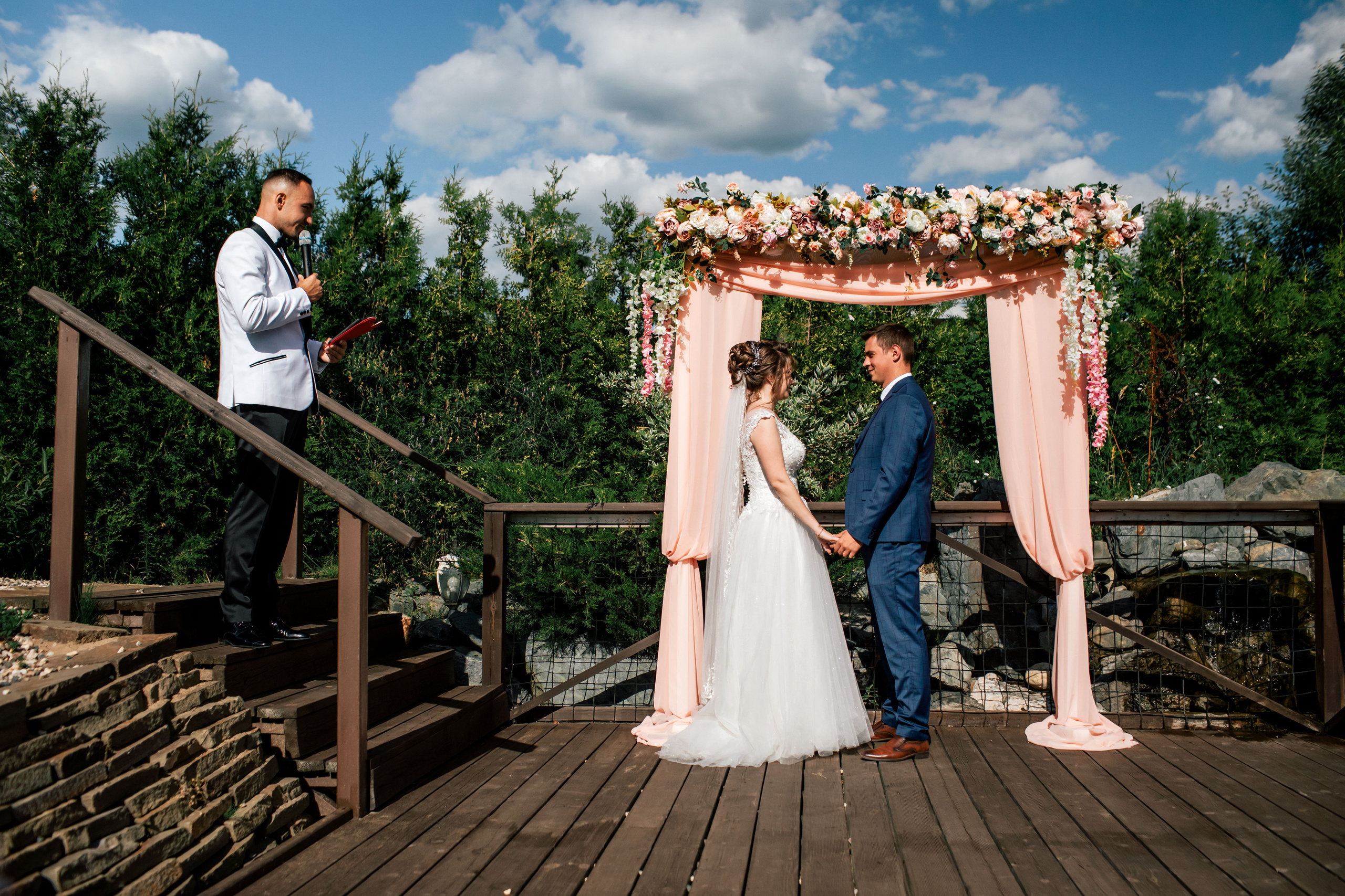 Ведущий на выездную церемонию. Свадебный ведущий Виталий Бабаев