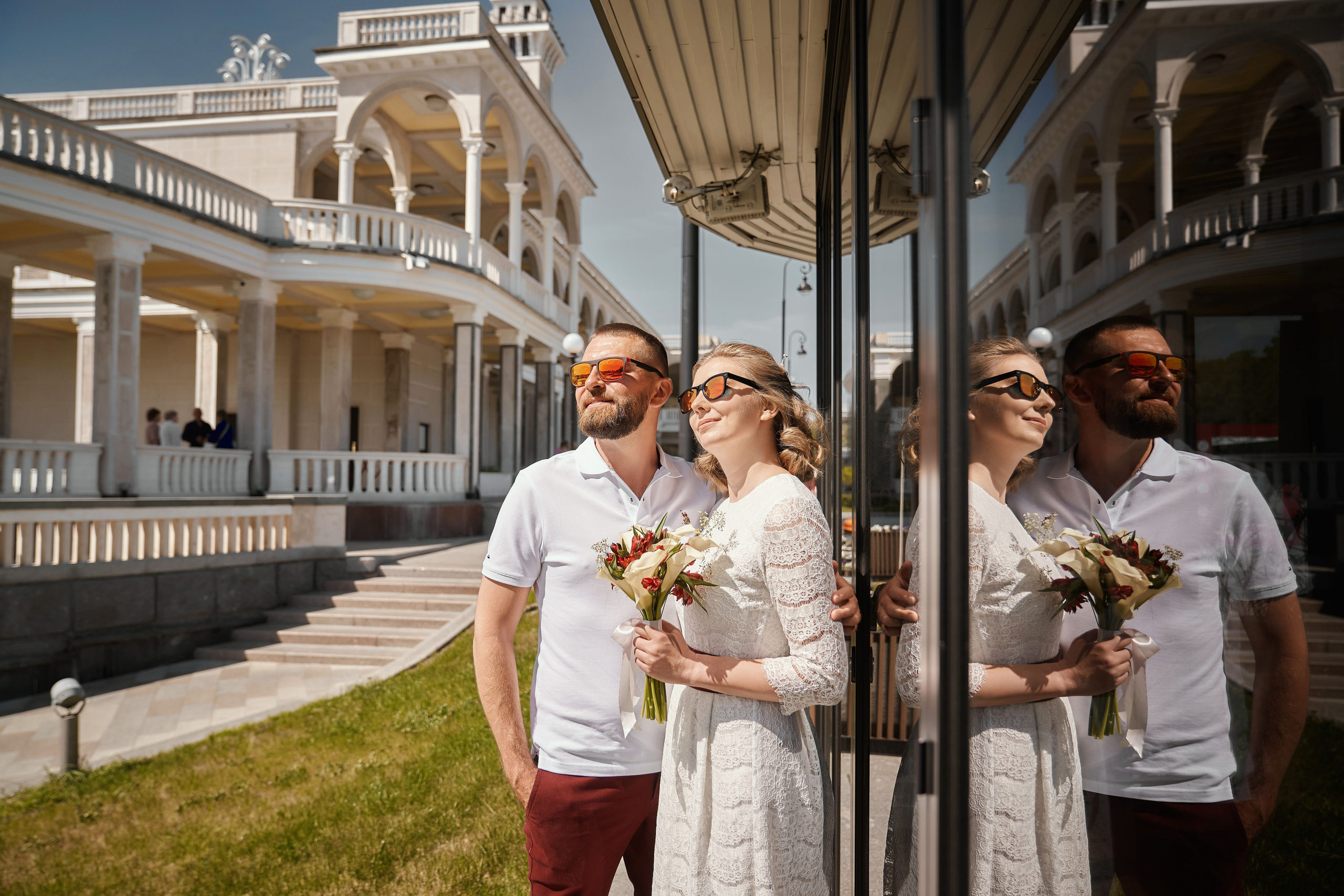 жених и невеста в парке у речного вокзала