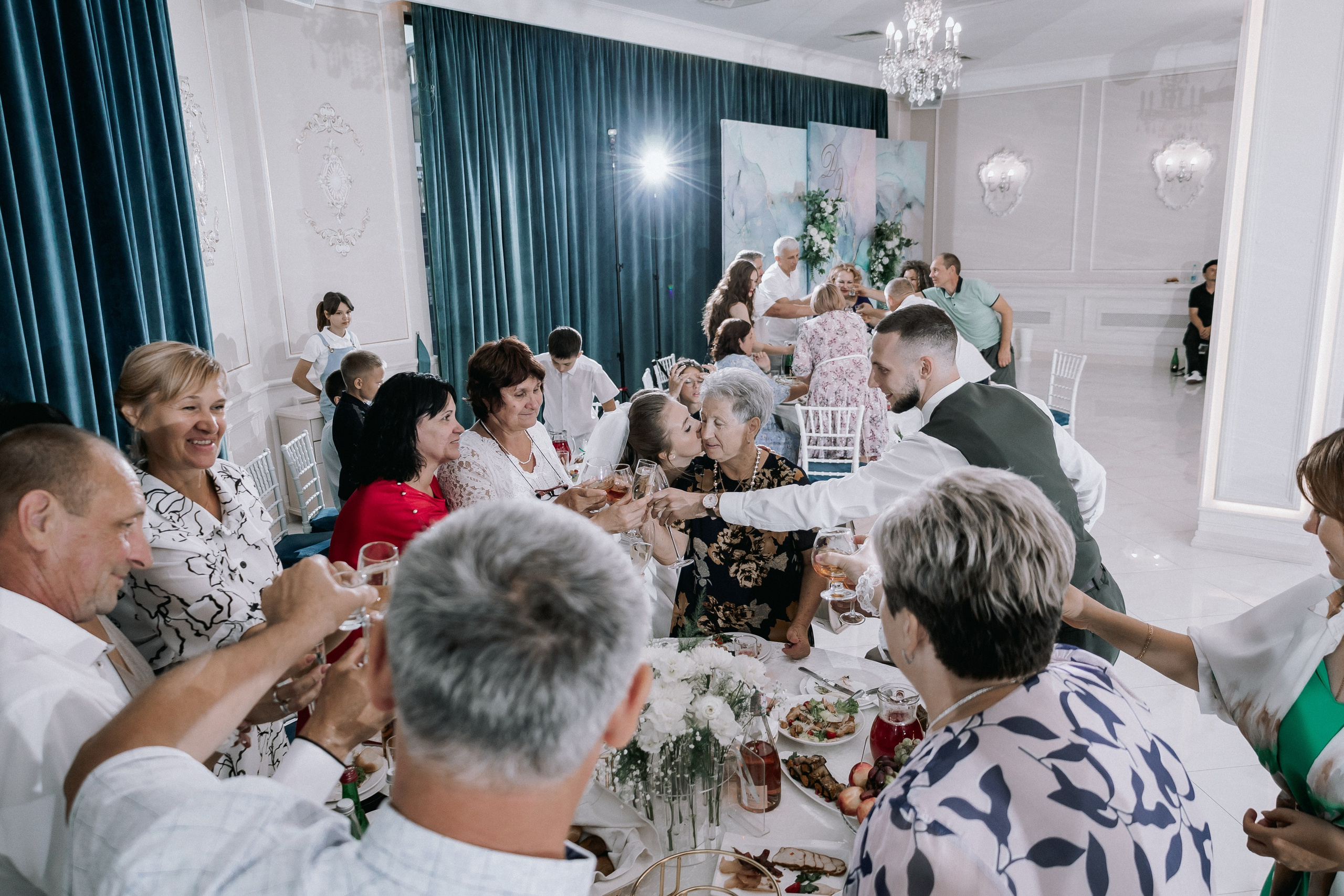 Свадебная прогулка. Эвелина и Дмитрий. Свадебная фотография. Арина Рубах