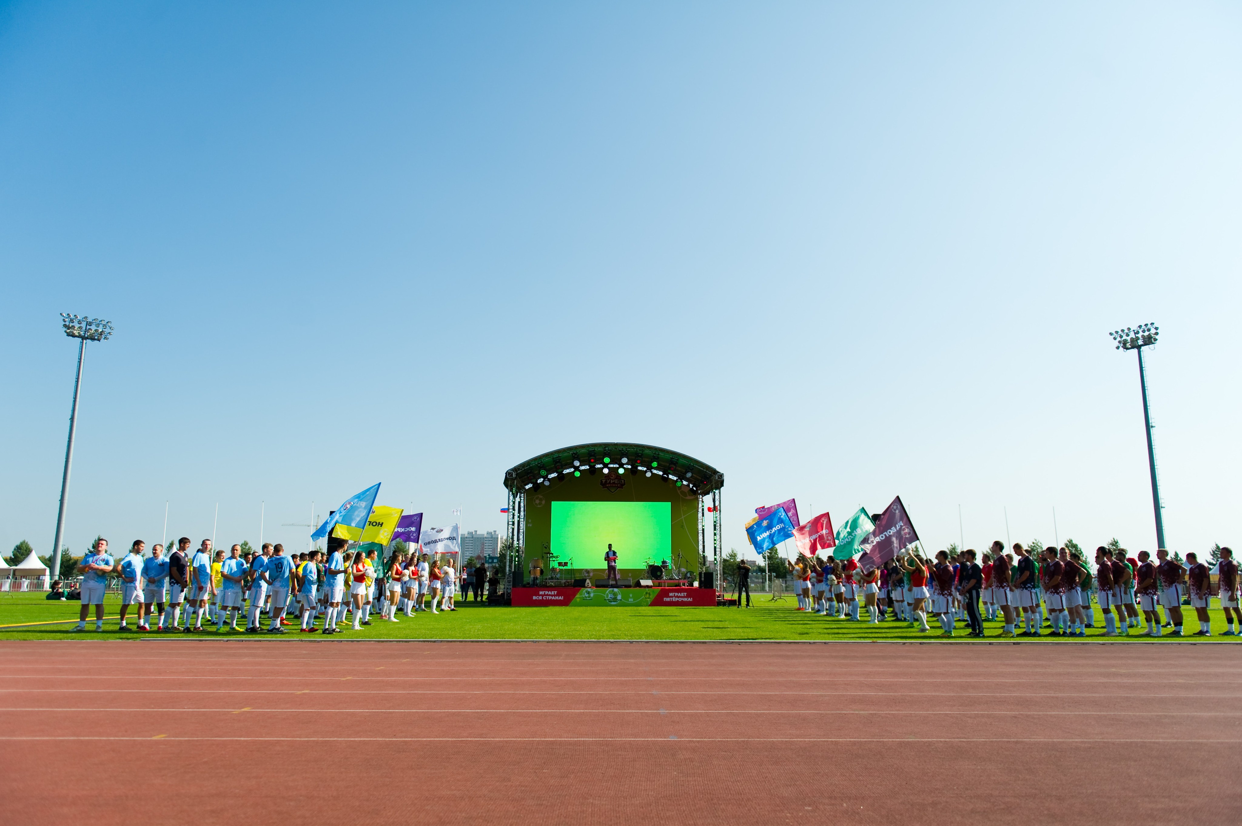 Турбофутбол (корпоративное соревнование «Пятерочки»). Репортажный фотограф и видеограф Слава Думчев. Тимбилдинги, отчетники, корпоративы