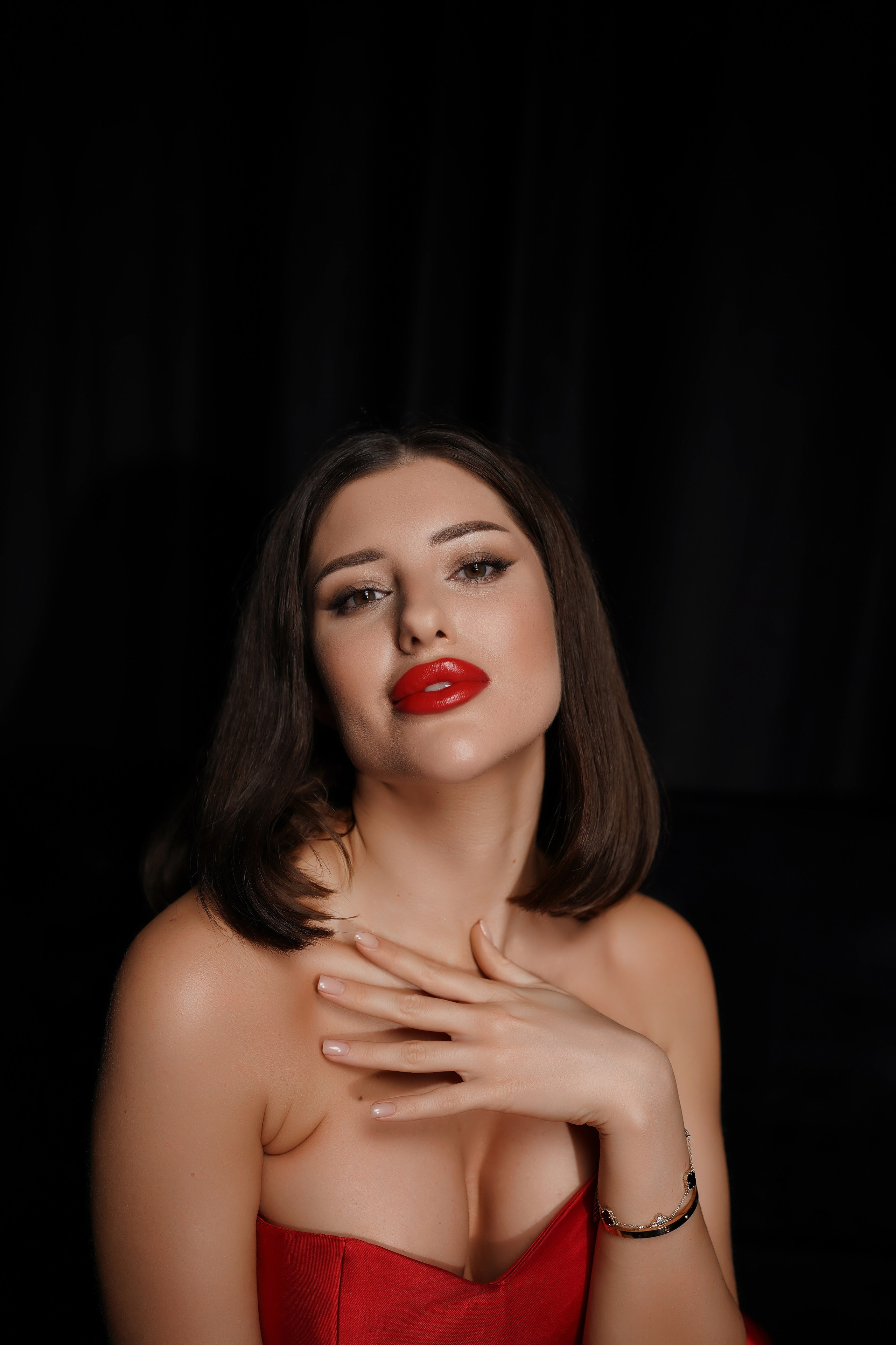Девушка с красными губами