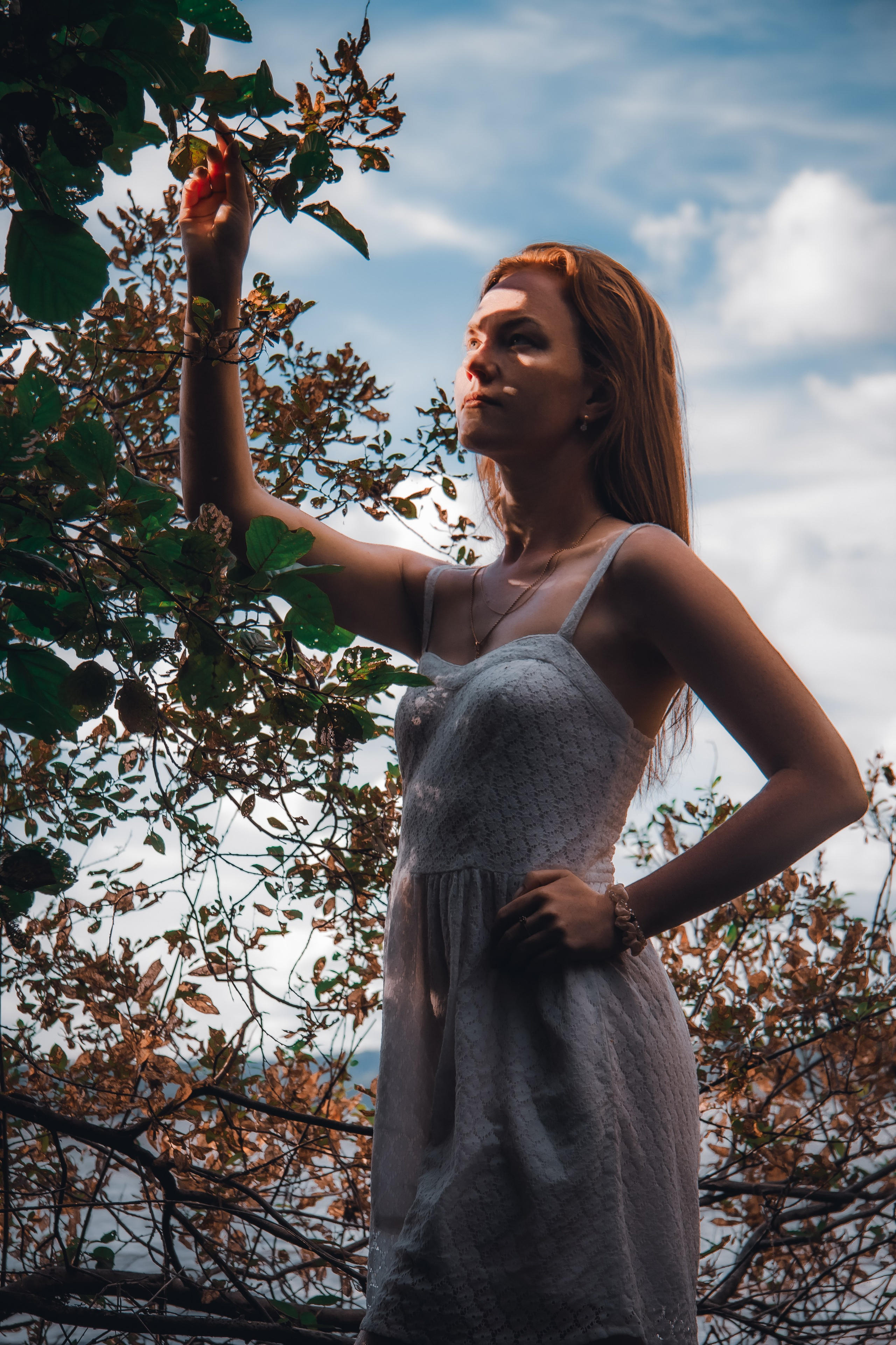 Хрупкая девушка прячется от знойного солнца.