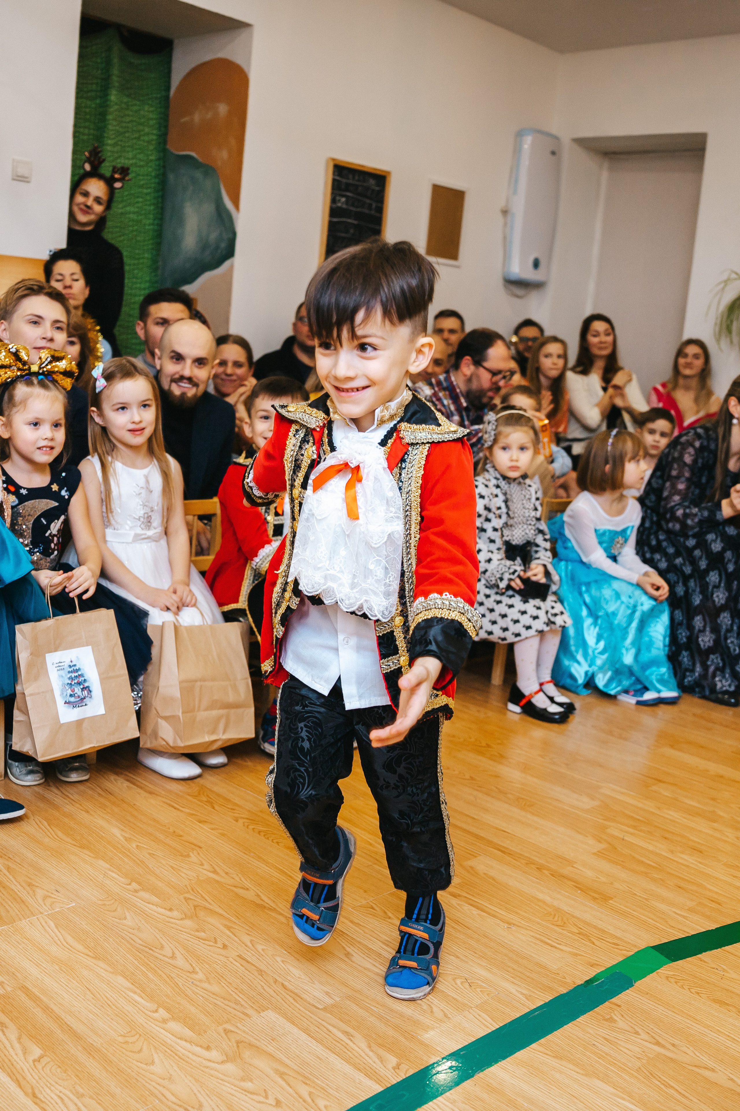 Новогодний утренник в Монтессори-садике. Семейный lifestyle фотограф в Санкт-Петербурге Людмила Пахомова