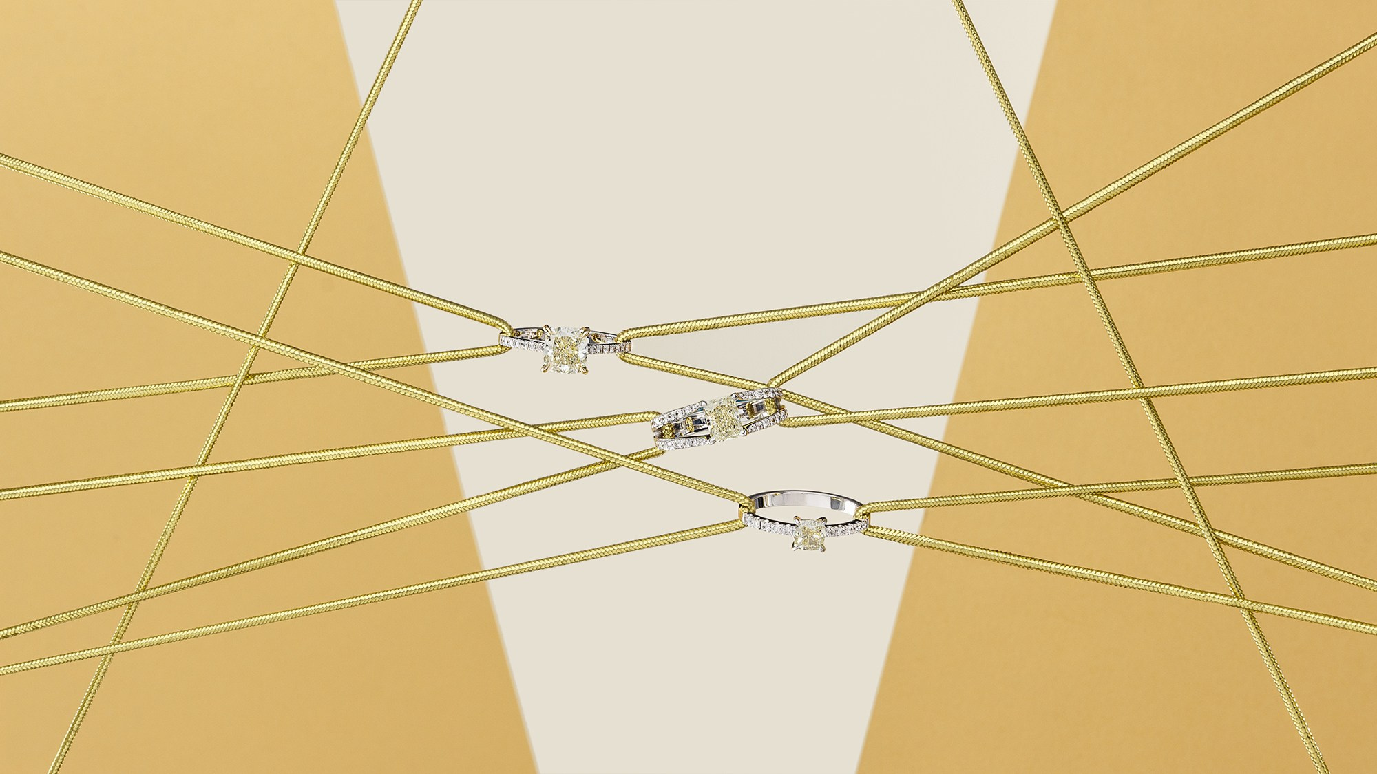 Ювелирный фотограф в Санкт-Петербурге. Рекламный фотограф ювелирных украшений и бижутерии. Имиджевая фотосъёмка для брендов украшений и галлерей. Постановочные фото украшений. Фото украшений для продажи.